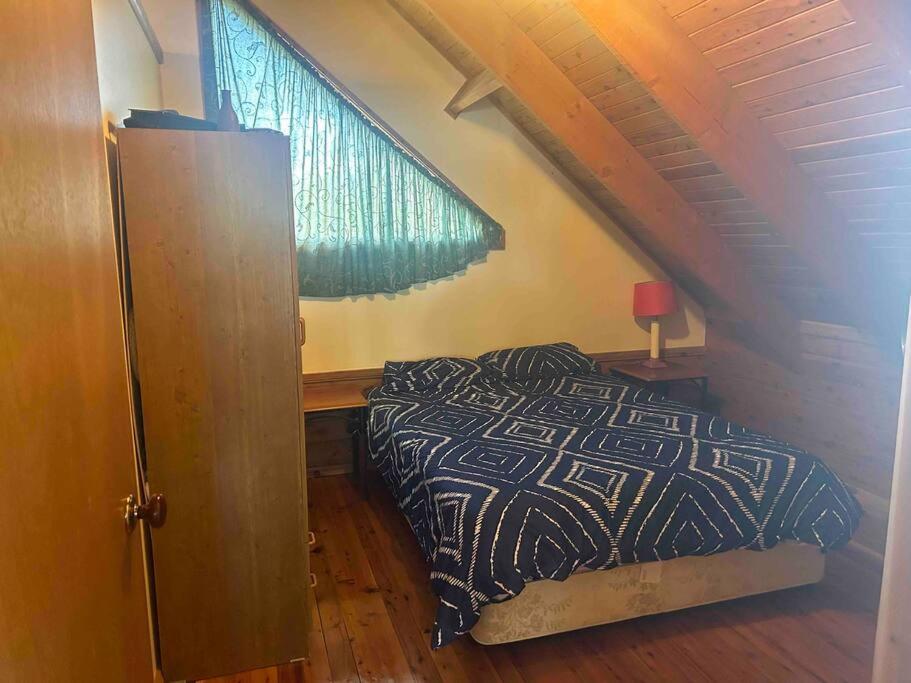 Fantastic log cabin on Burrill Lake with own Jetty - Pet Friendly