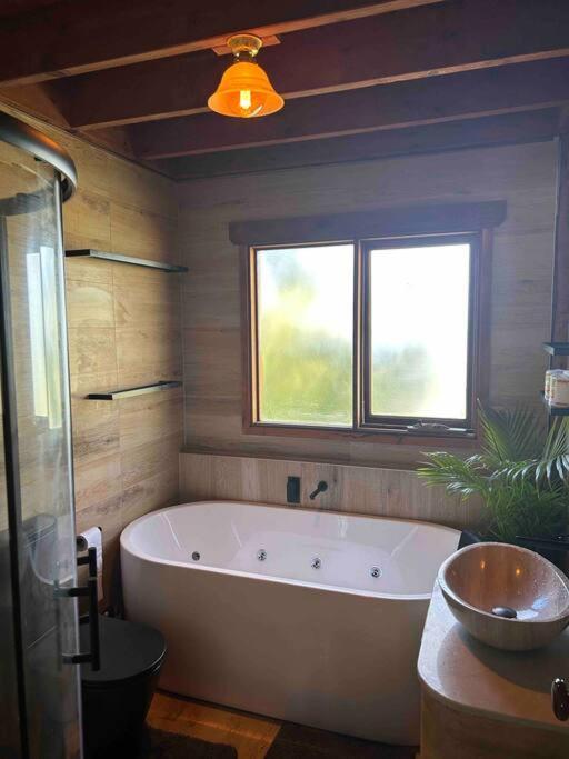 Fantastic log cabin on Burrill Lake with own Jetty - Pet Friendly