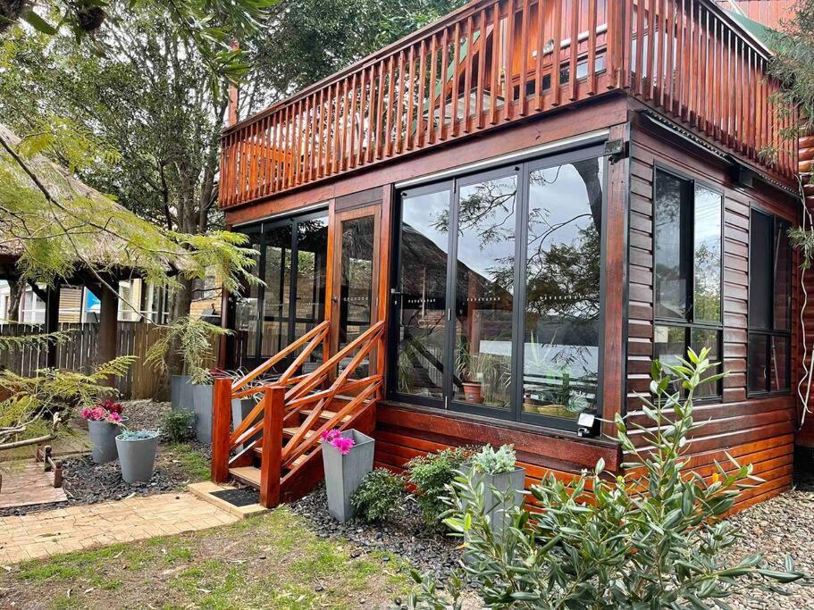 Fantastic log cabin on Burrill Lake with own Jetty - Pet Friendly
