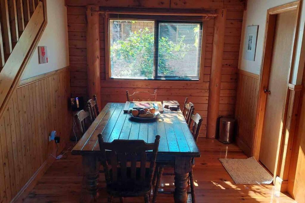 Fantastic log cabin on Burrill Lake with own Jetty - Pet Friendly
