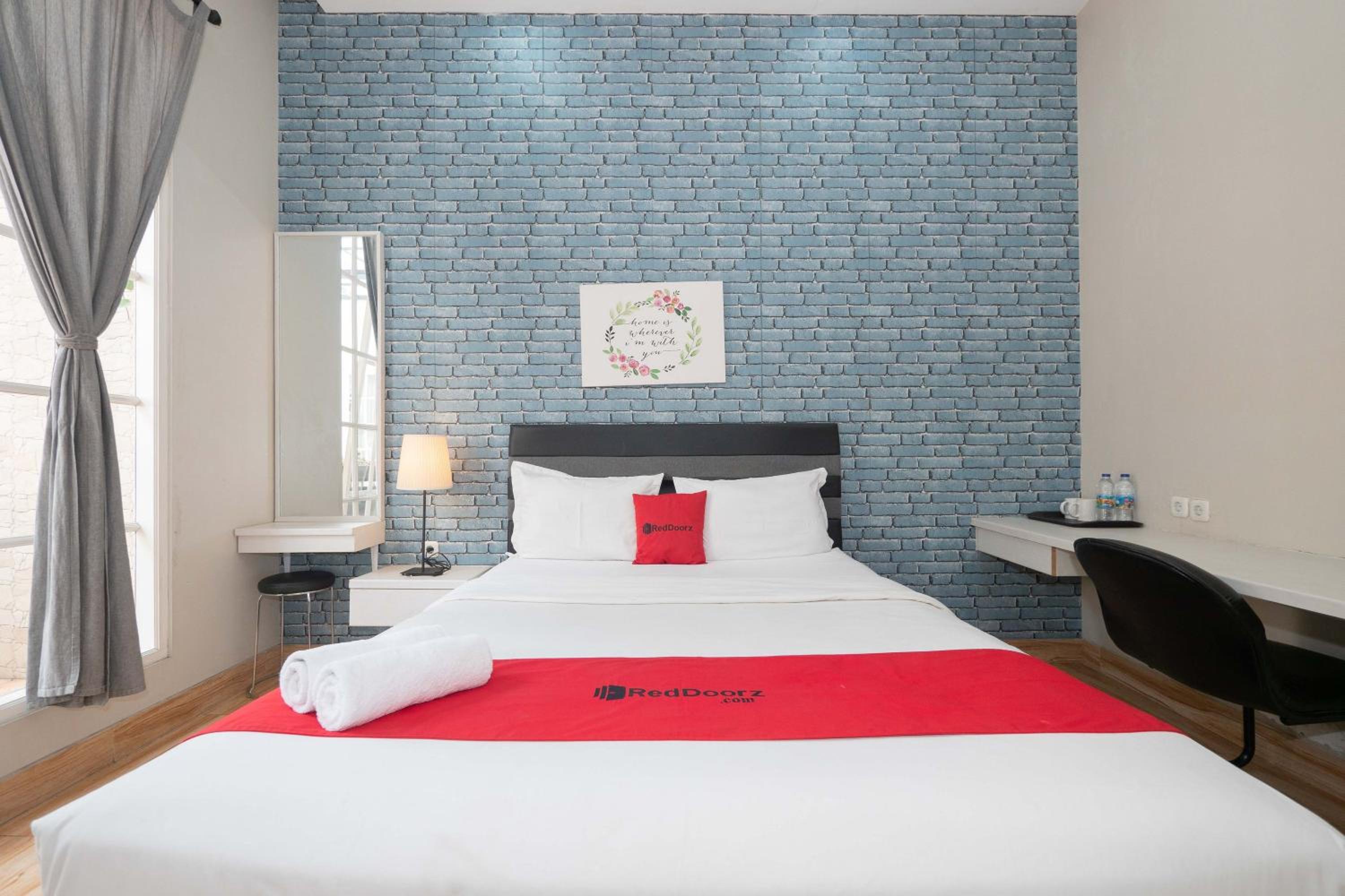 RedDoorz Premium near RS Pondok Indah