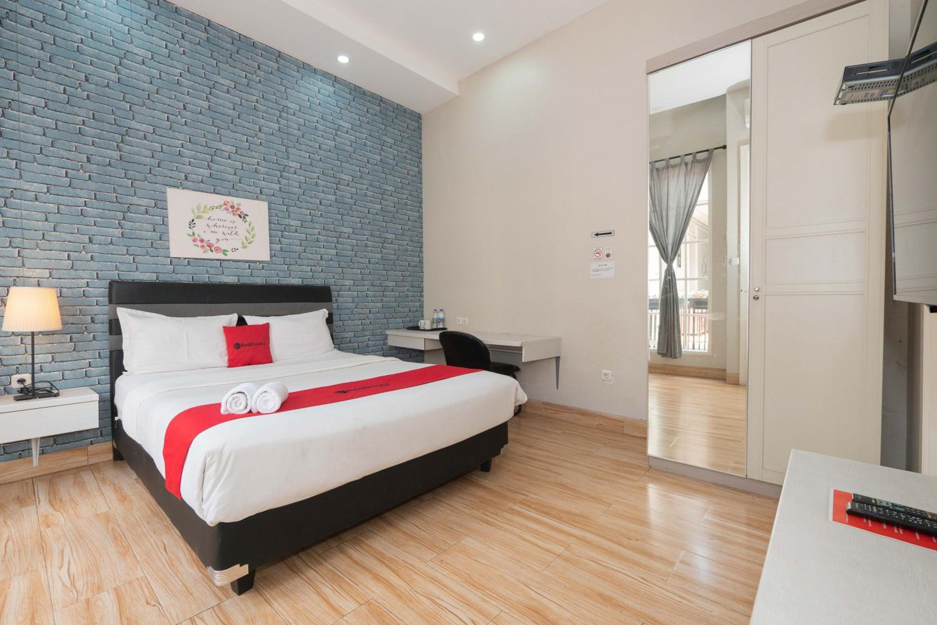 RedDoorz Premium near RS Pondok Indah