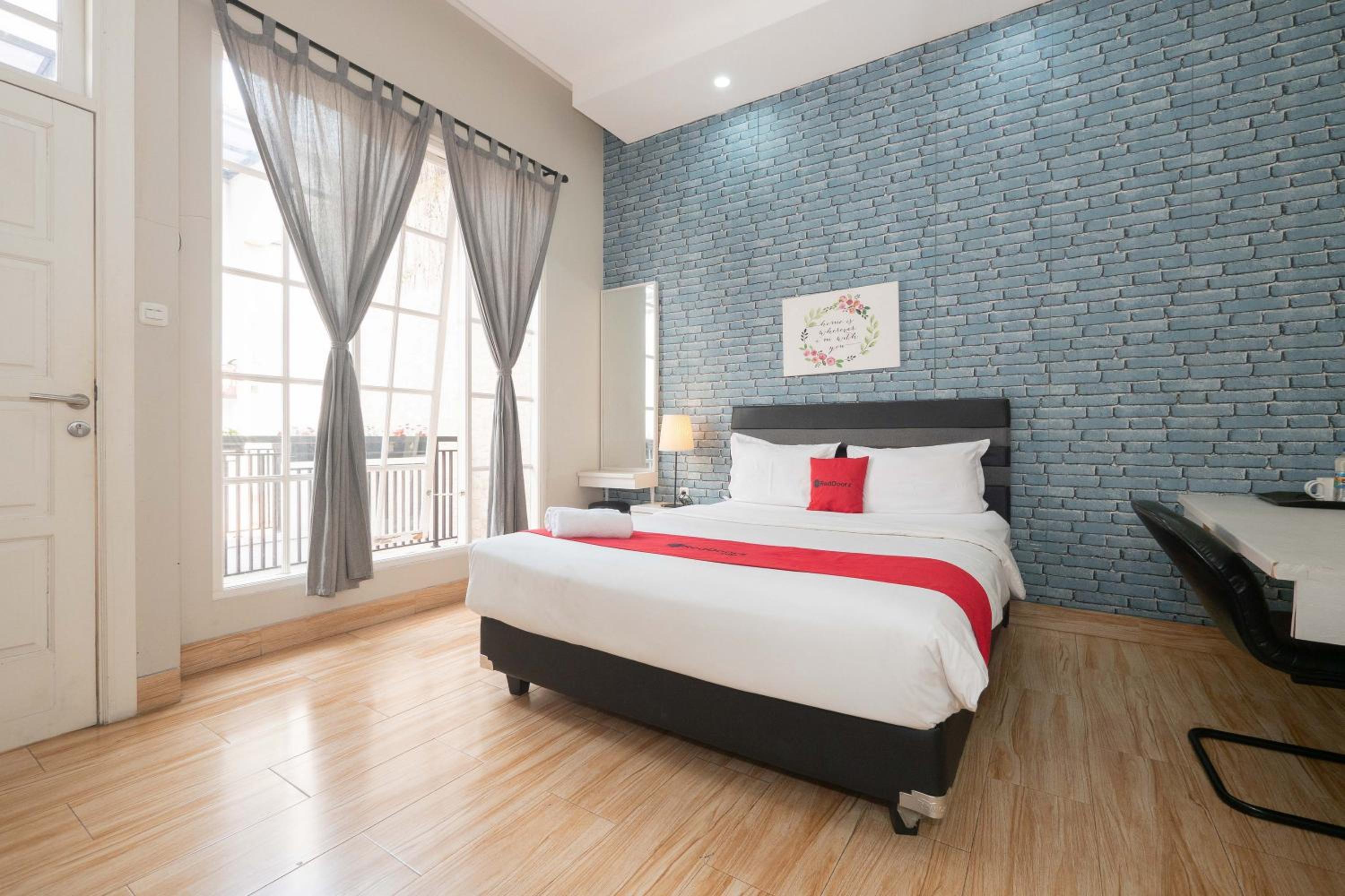 RedDoorz Premium near RS Pondok Indah