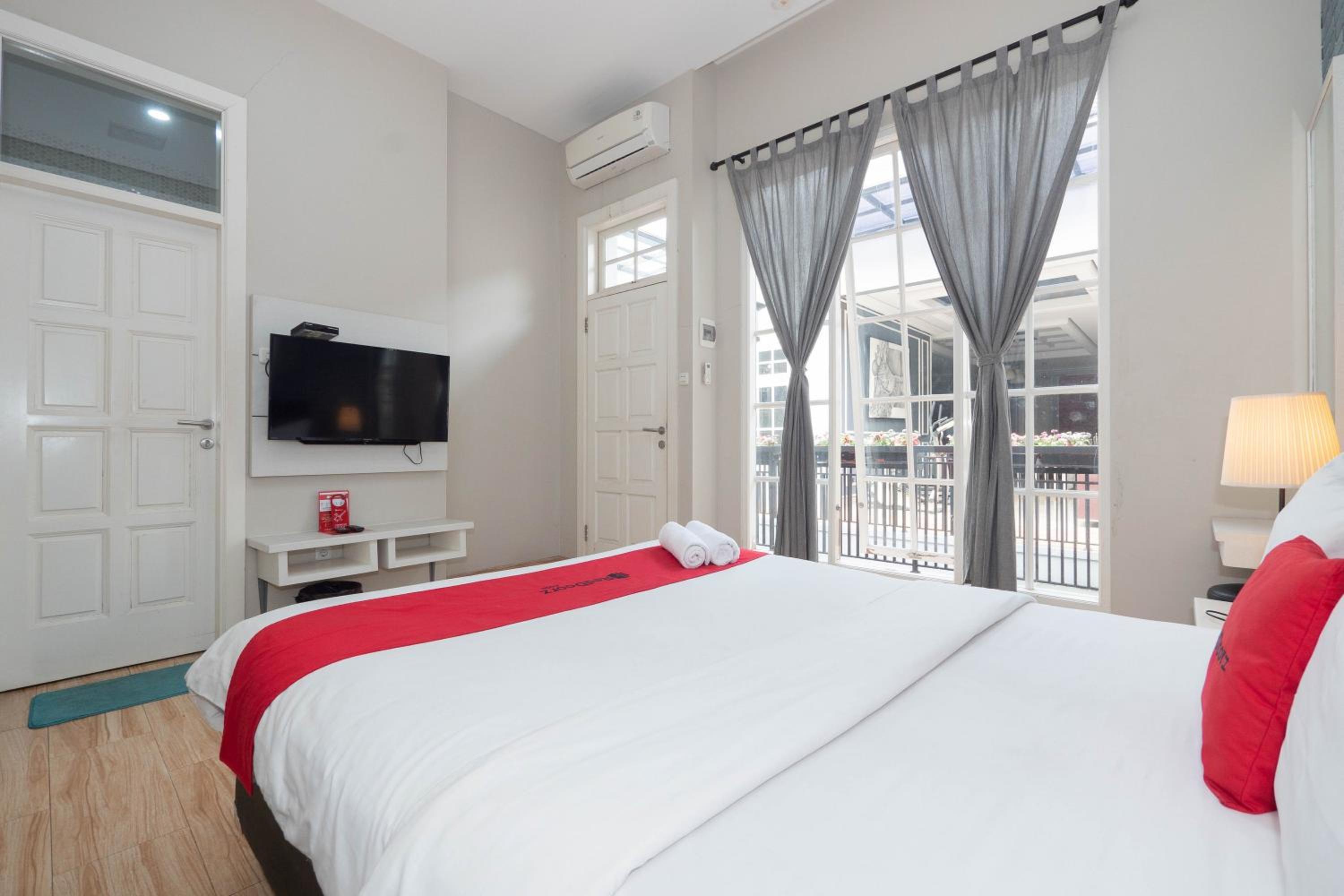 RedDoorz Premium near RS Pondok Indah
