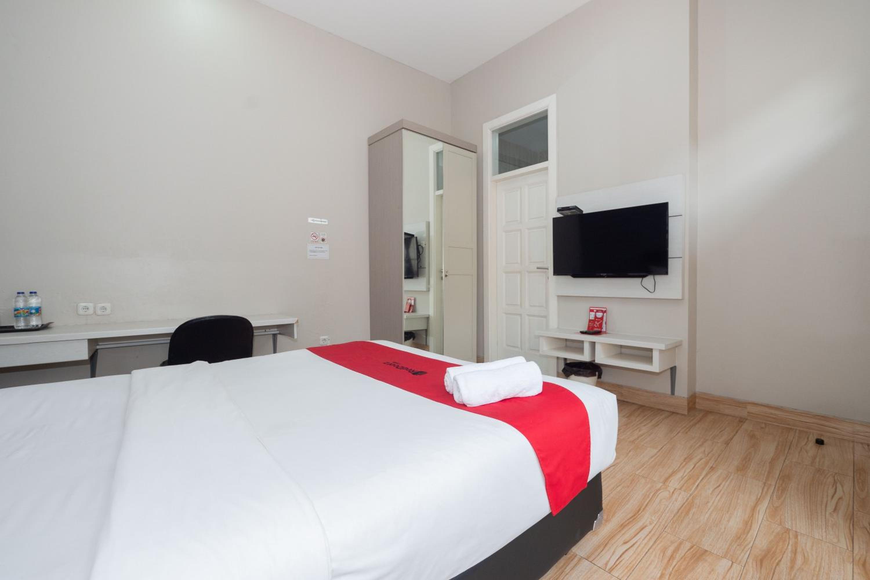 RedDoorz Premium near RS Pondok Indah