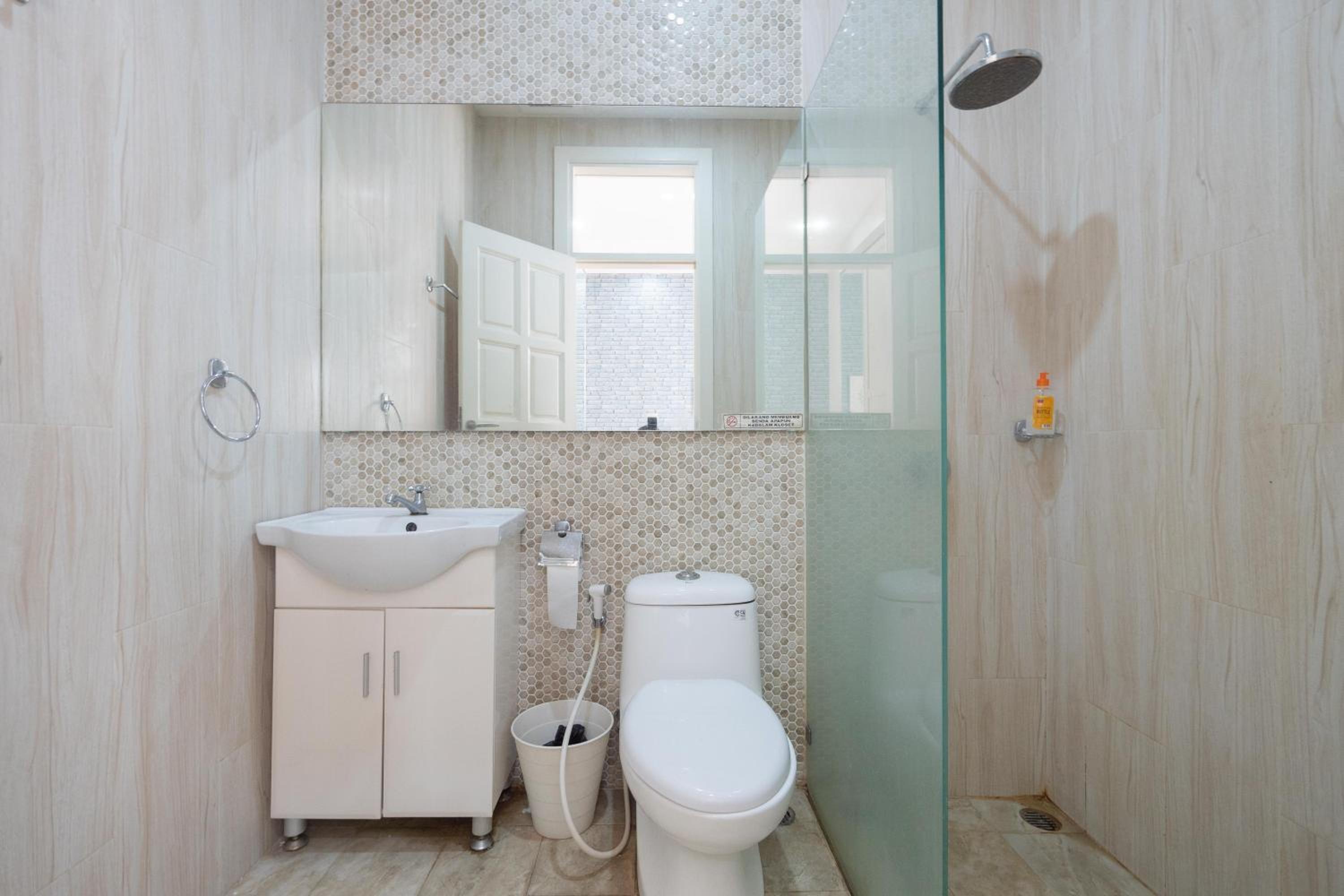 RedDoorz Premium near RS Pondok Indah