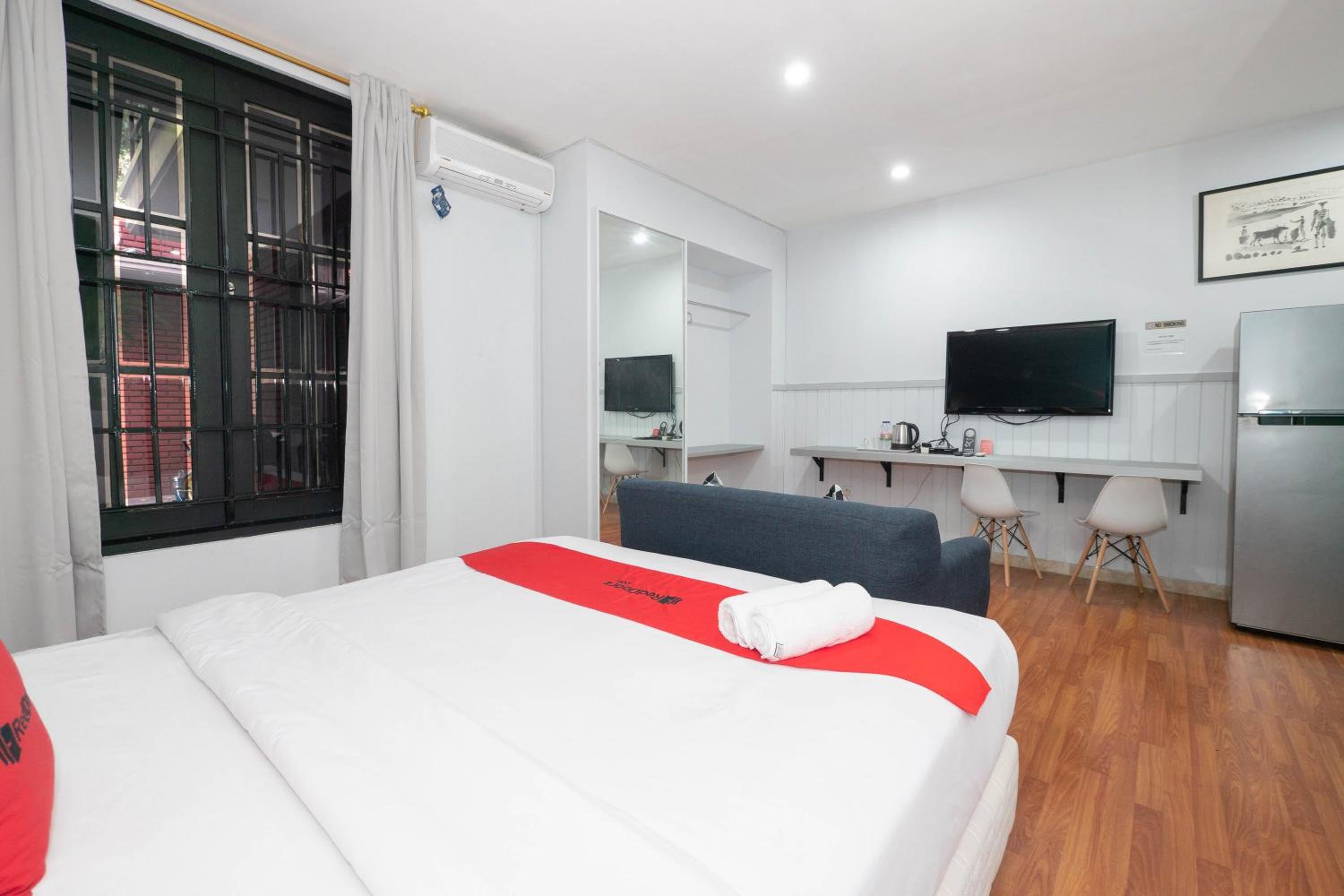 RedDoorz Premium near RS Pondok Indah