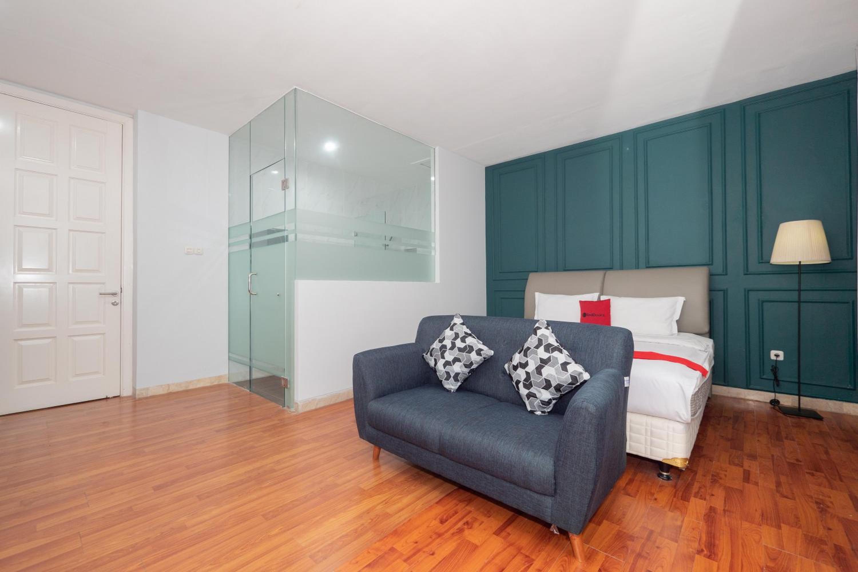 RedDoorz Premium near RS Pondok Indah