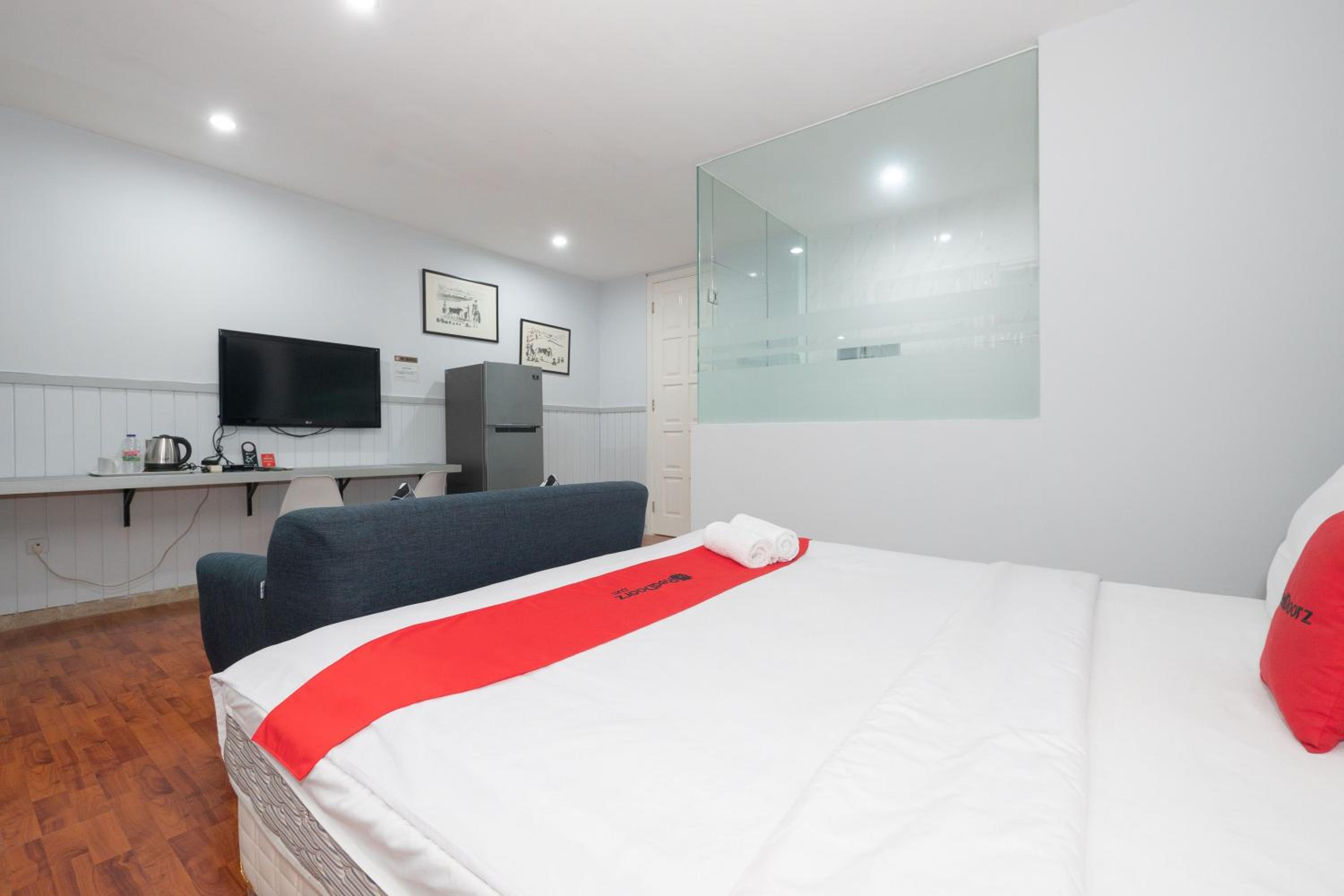 RedDoorz Premium near RS Pondok Indah