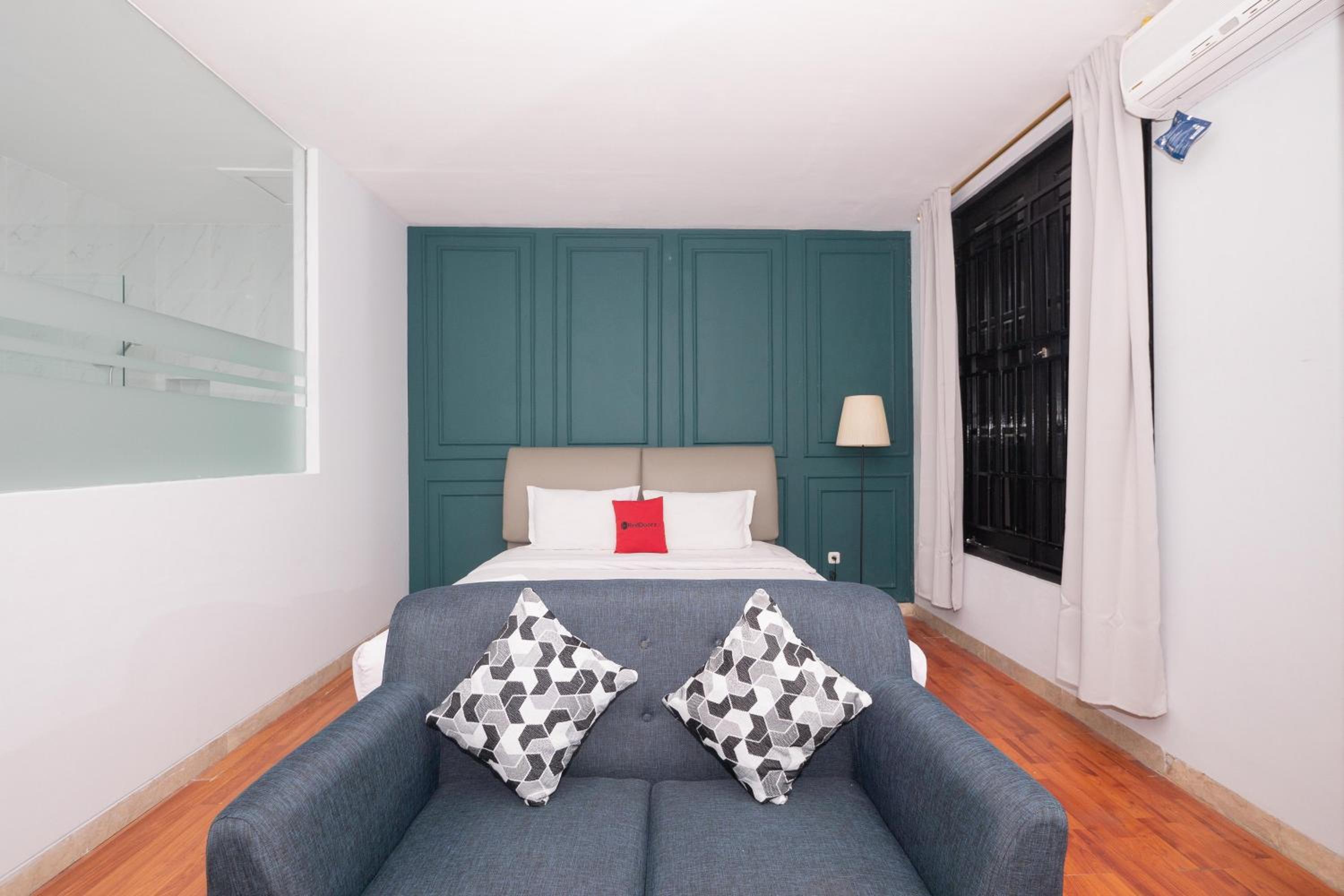 RedDoorz Premium near RS Pondok Indah