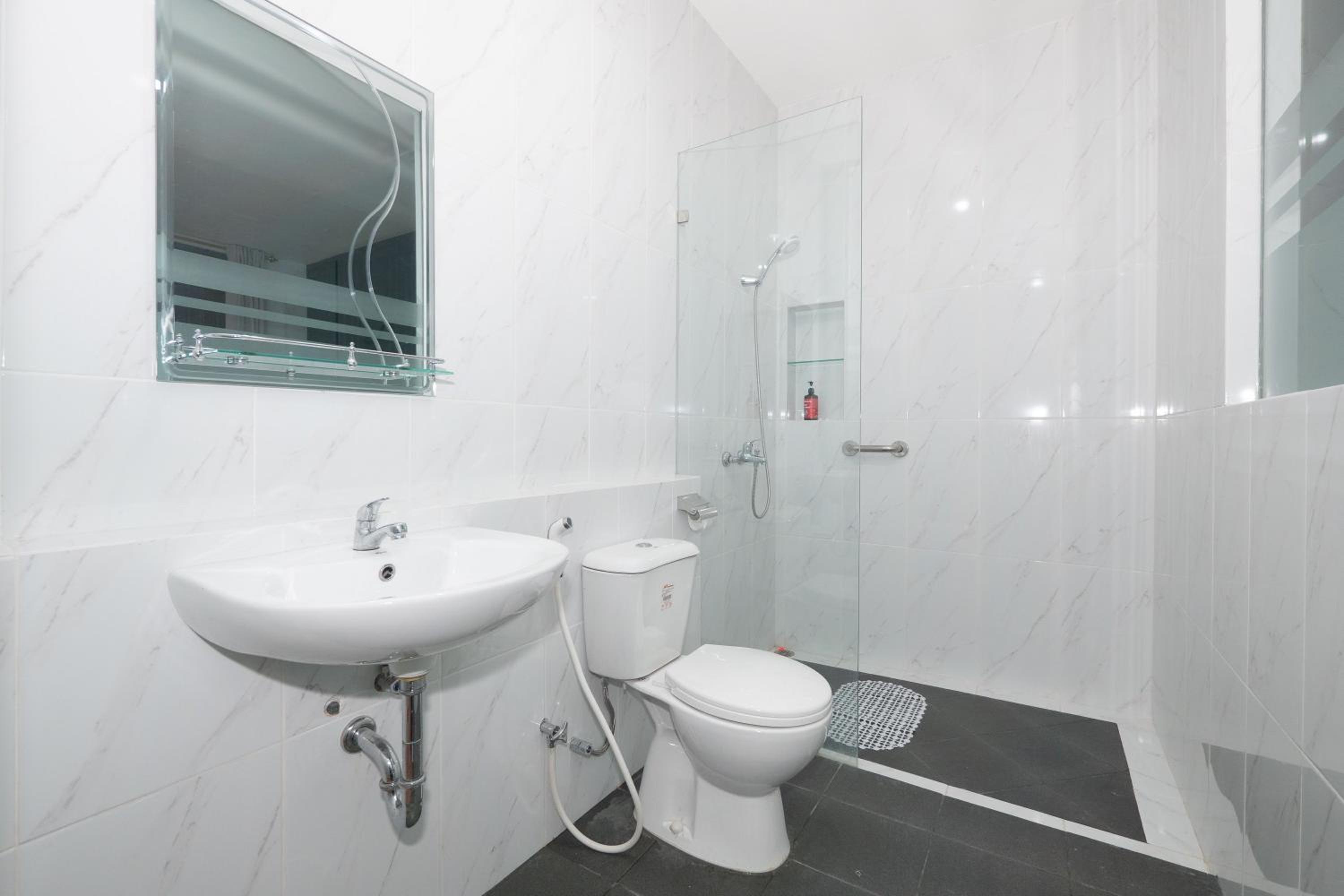 RedDoorz Premium near RS Pondok Indah