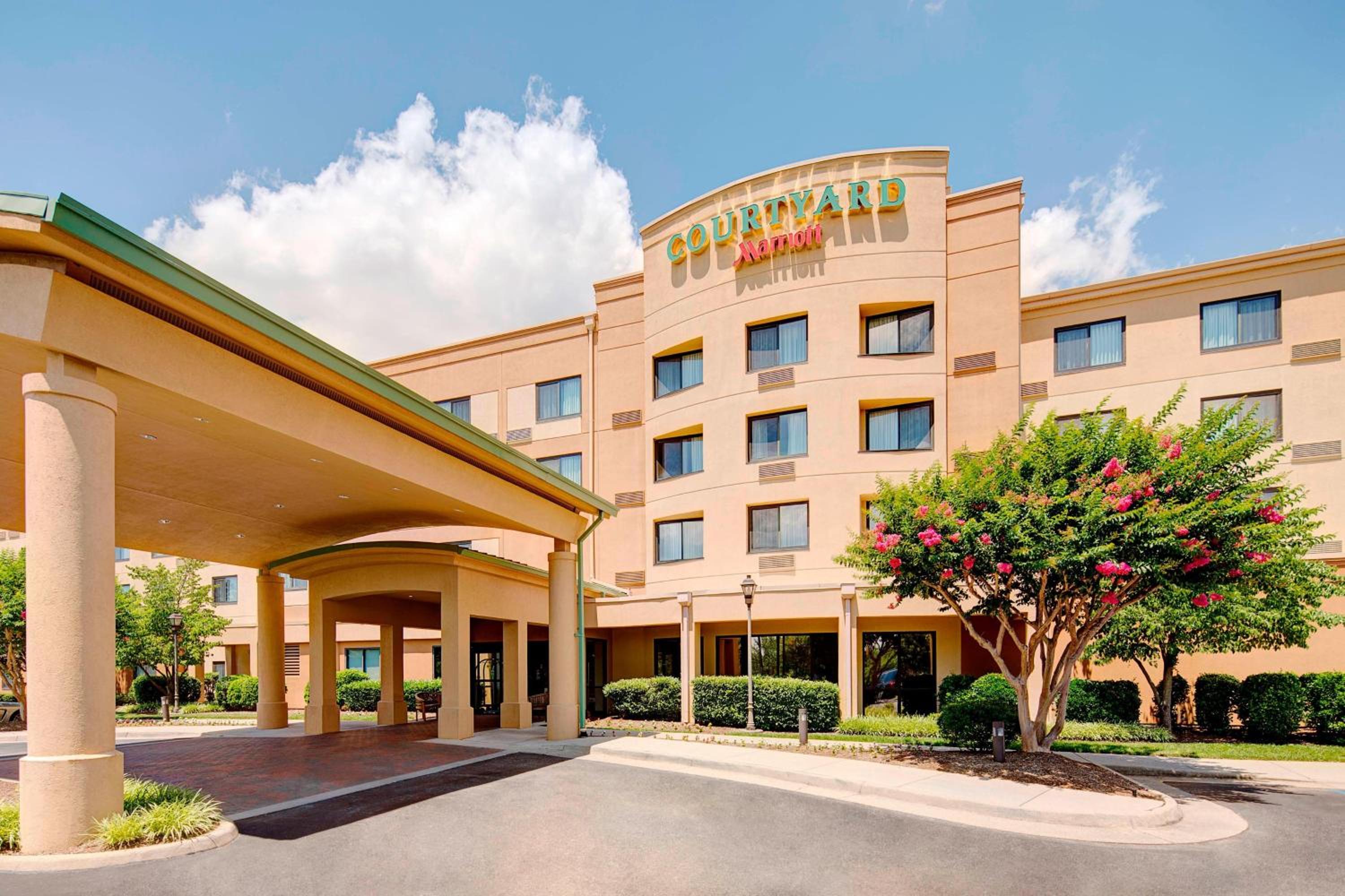Hotel Courtyard by Marriott Roanoke Airport - Image 1