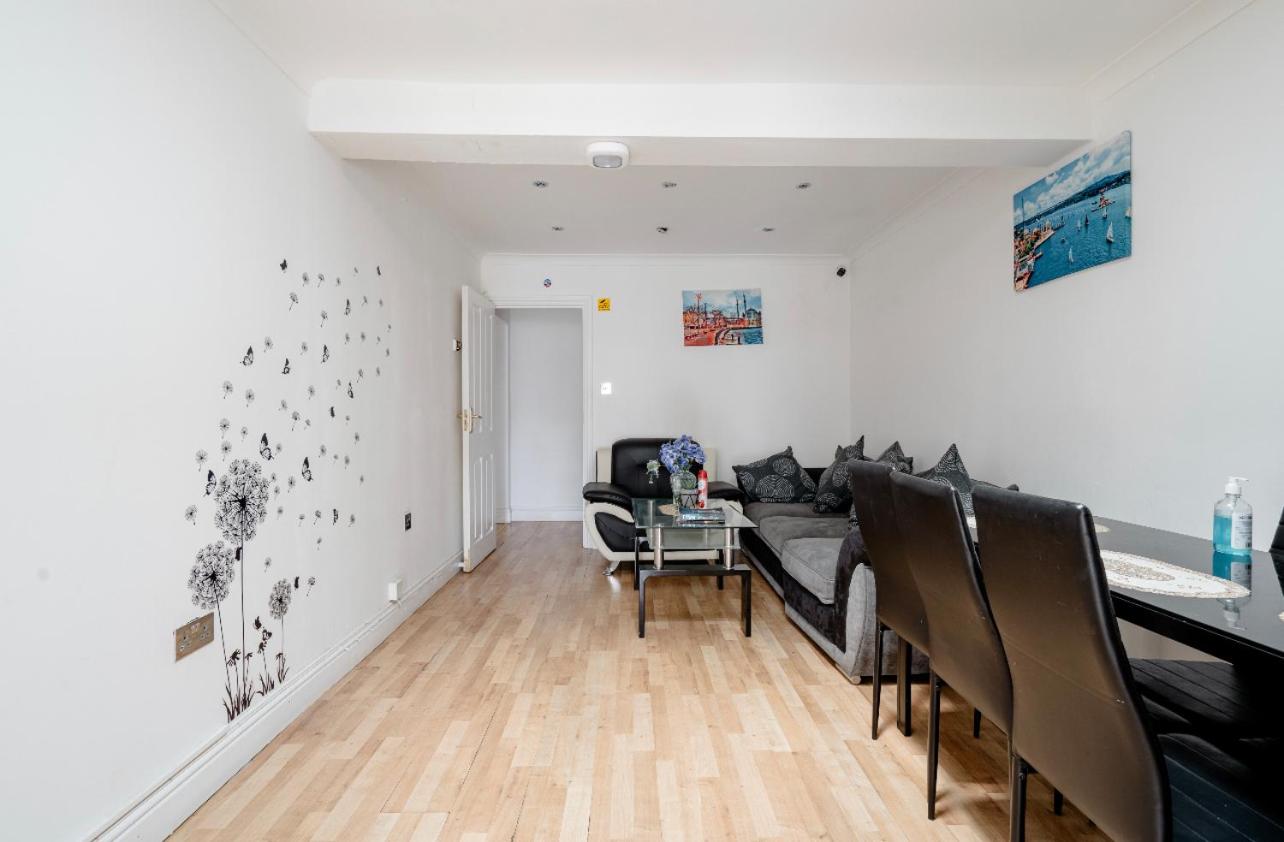 Hayes Vacations - North Avenue Guest House Ltd, Heathrow Airport-Free Parking - Property Image 9