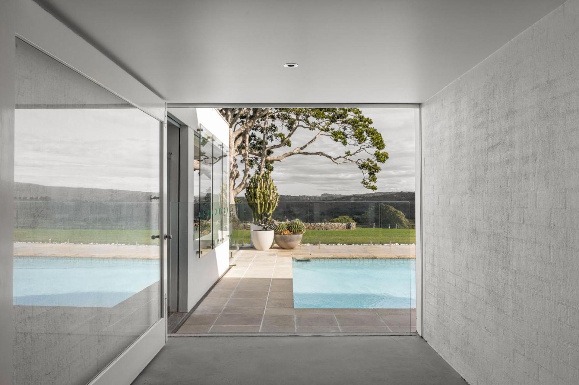 Amileka - luxury 25 acre estate with pool