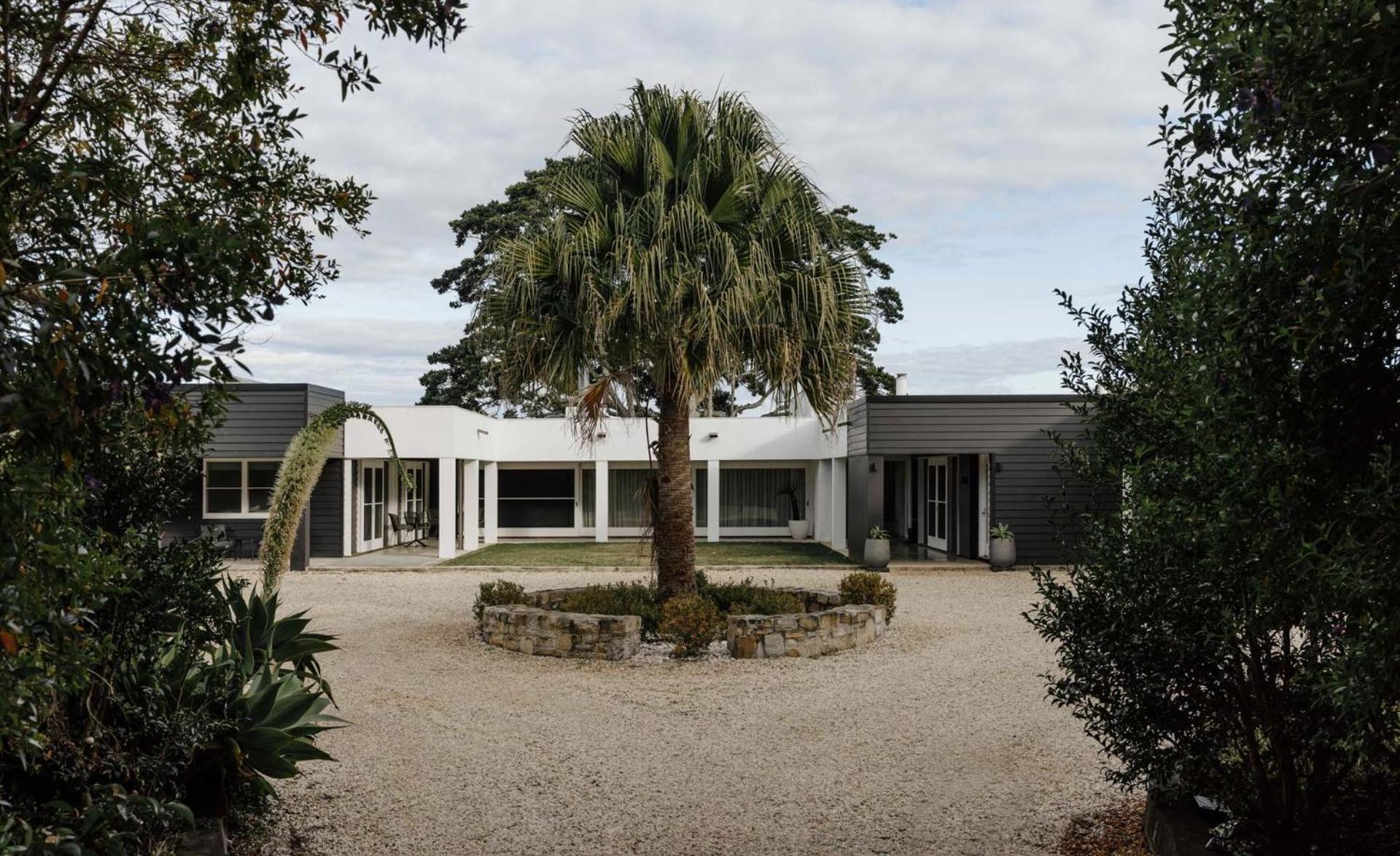 Amileka - luxury 25 acre estate with pool