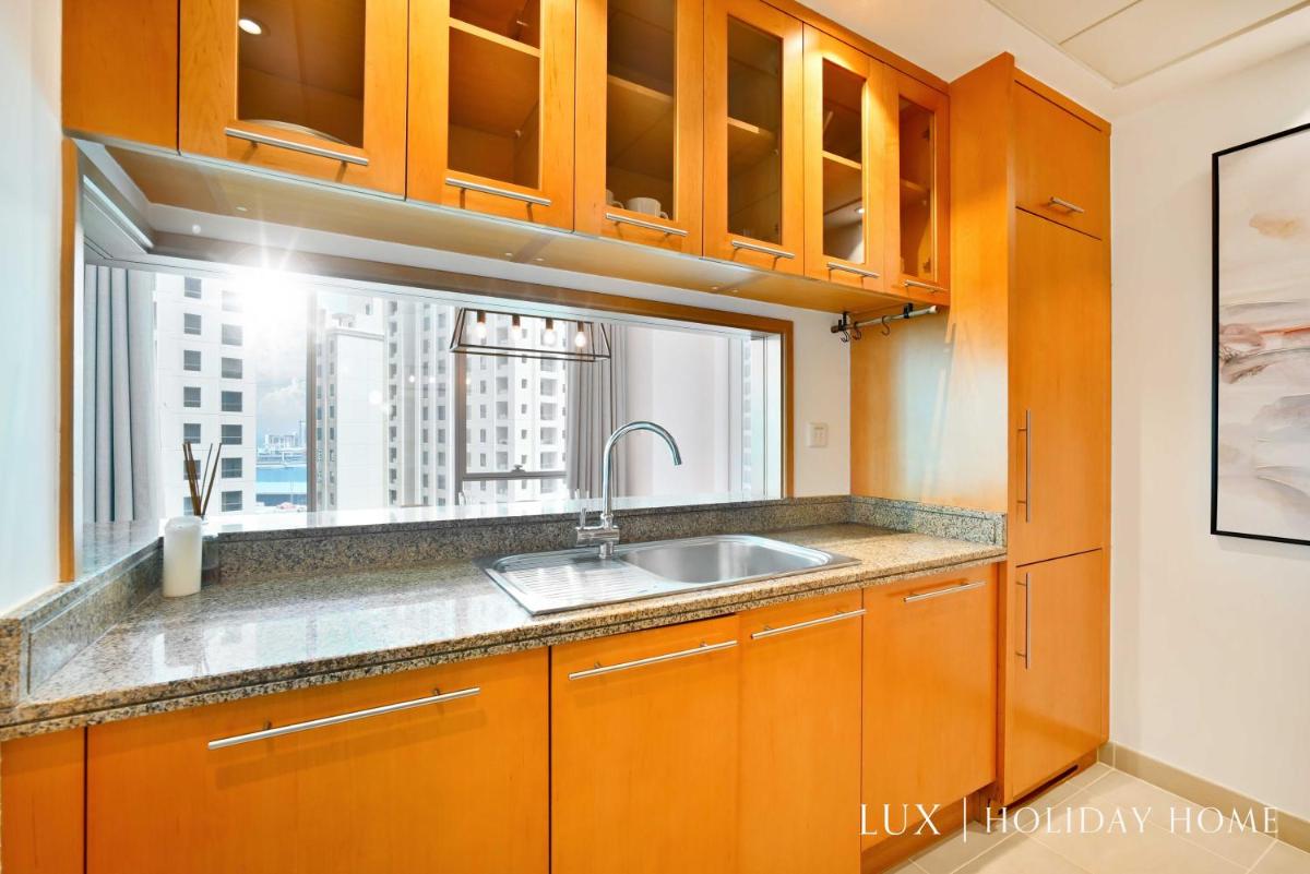 LUX Marina Promenade 1 BR Prime location Apt