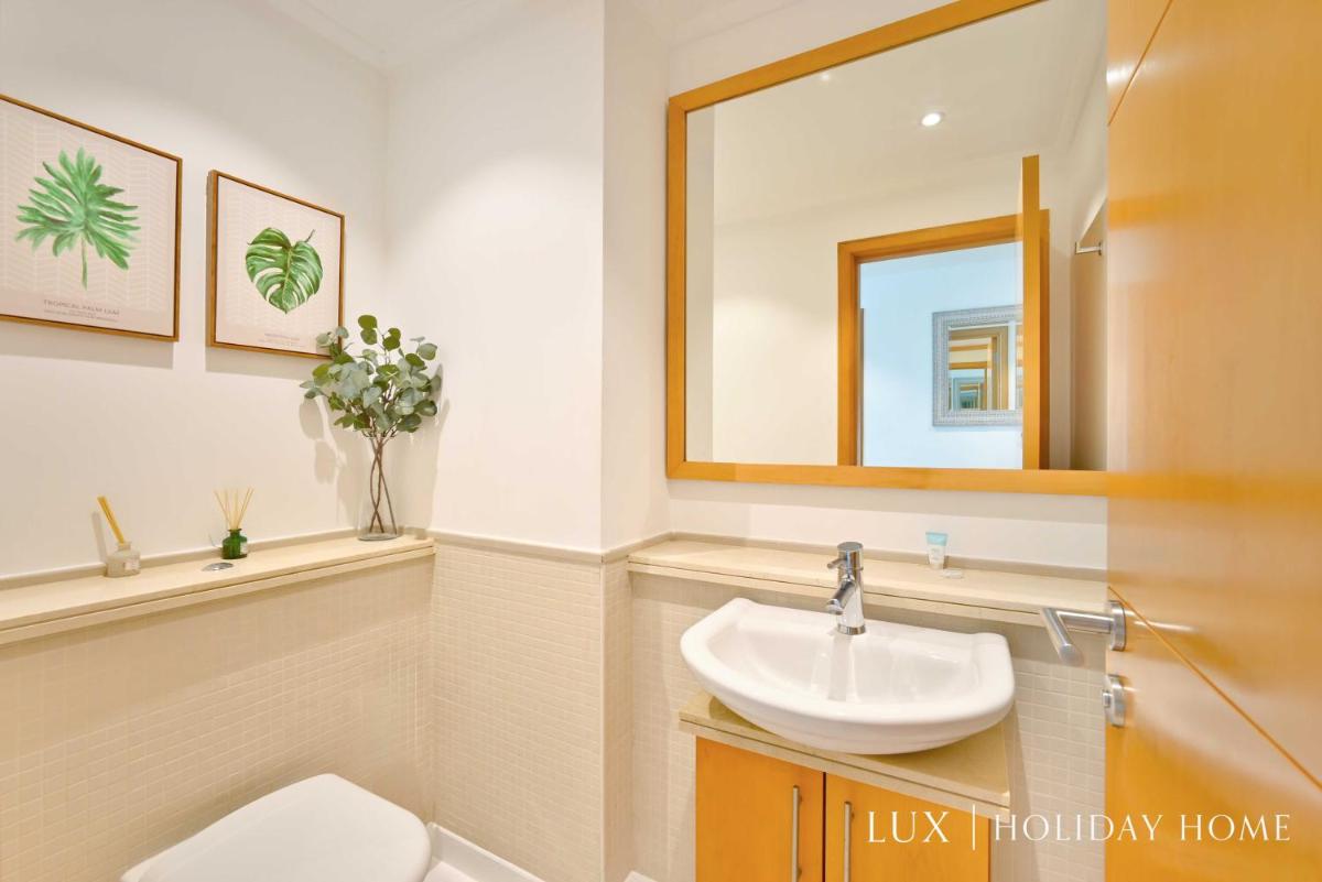LUX Marina Promenade 1 BR Prime location Apt