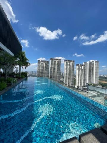 Pavilion Bukit Jalil Revo Aurora Walk to Mall & Near Axiata Arena by D'Summer 28A