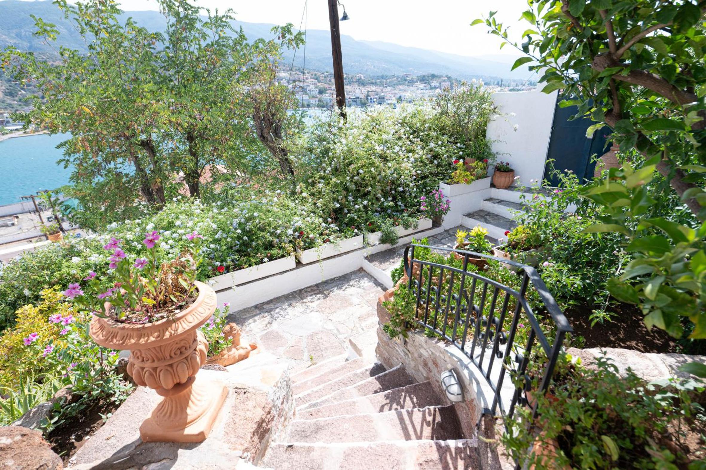 Traditional House under the Clock Tower with Sweet View view 3