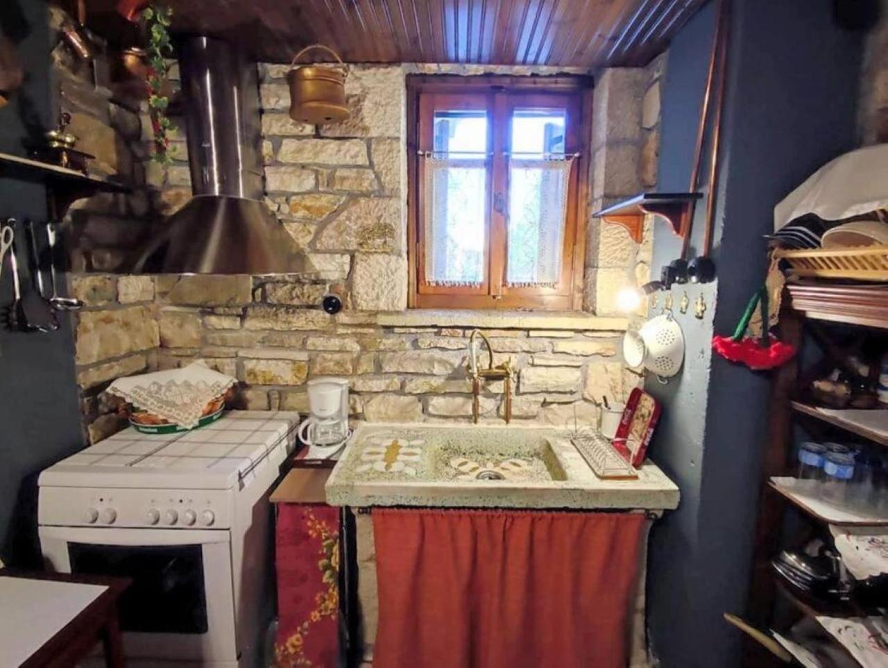 Alexana - Traditional House view 3