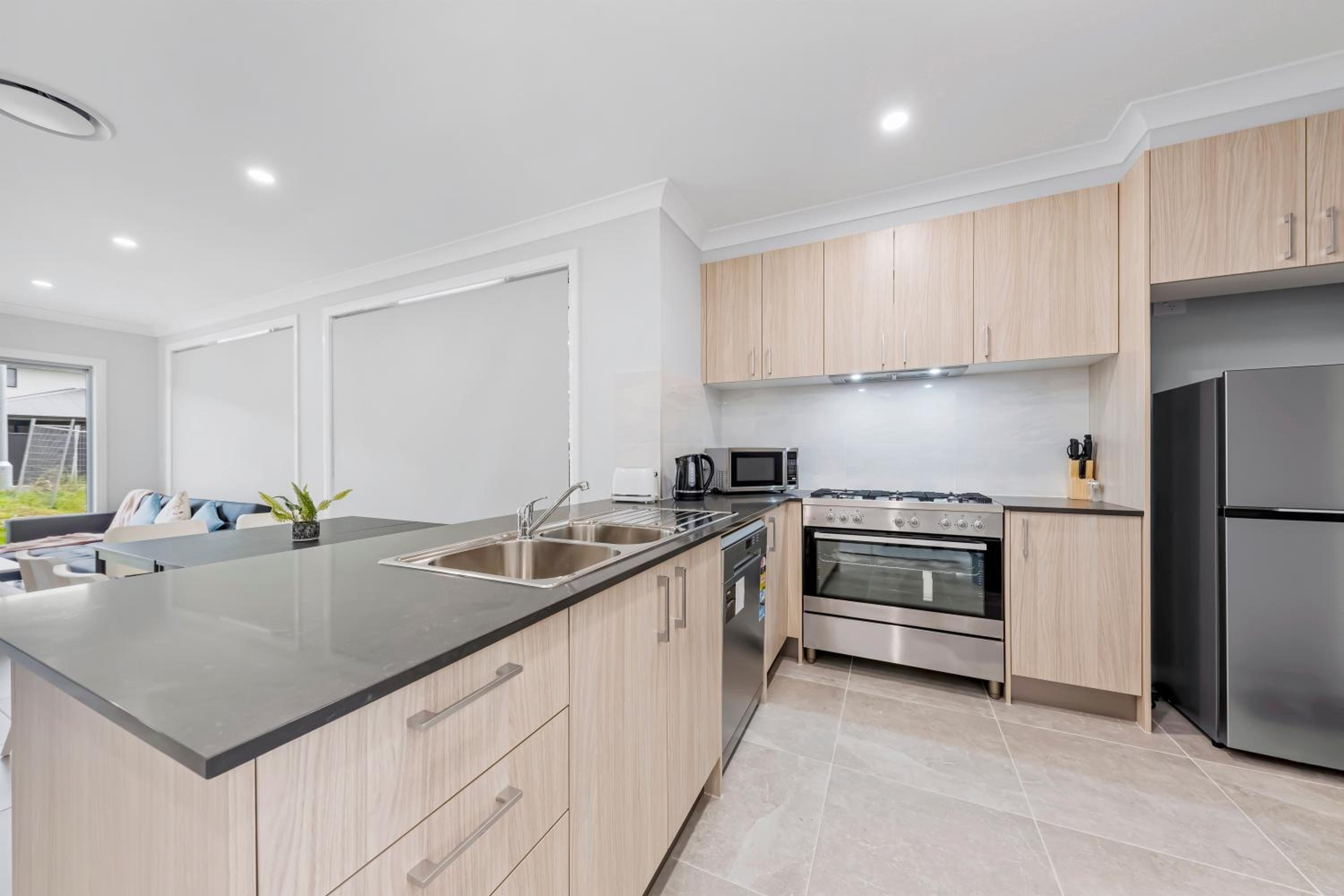 Austral Brand New 3Br House with WiFi & Parking