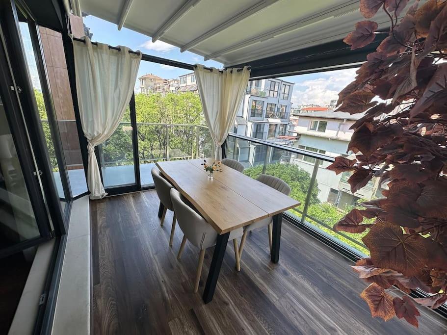 Prime Location! Outdoor Dining!