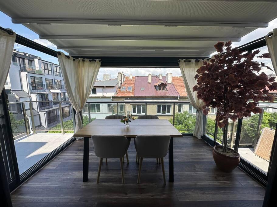 Prime Location! Outdoor Dining!