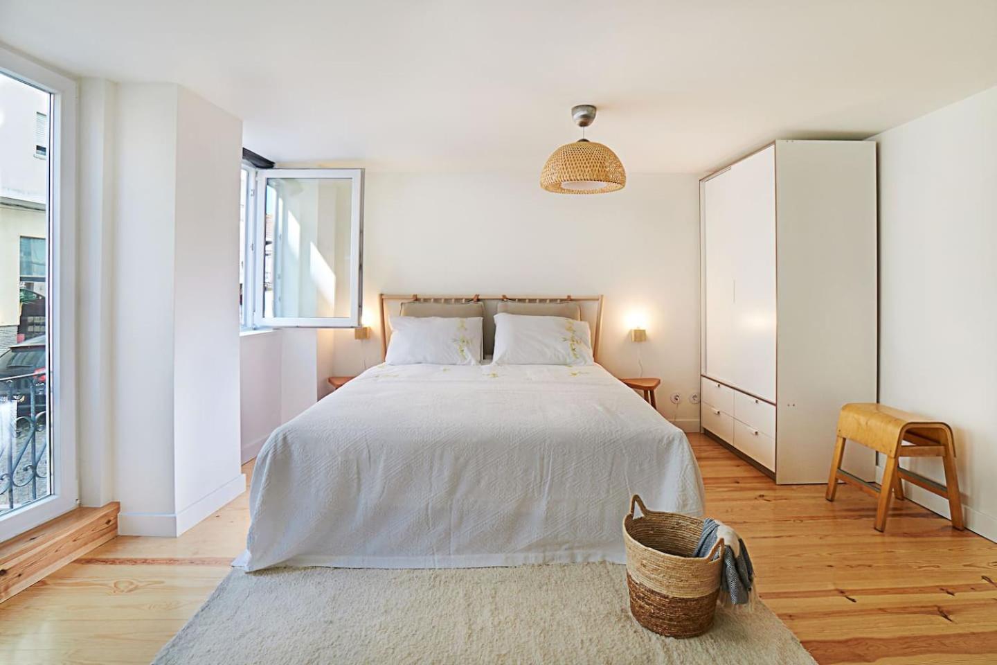 Modern flat with double patio right next to Estrela Gardens
