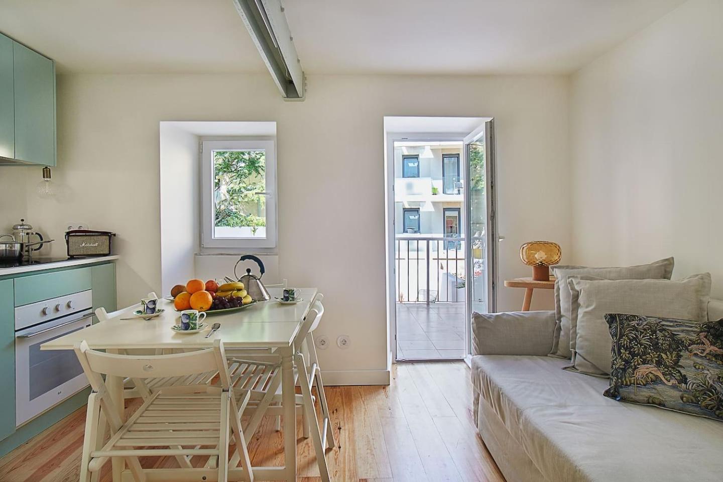 Modern flat with double patio right next to Estrela Gardens