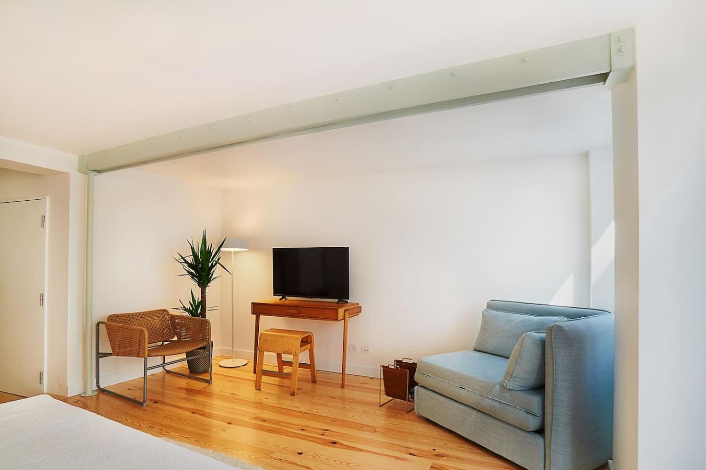 Modern flat with double patio right next to Estrela Gardens