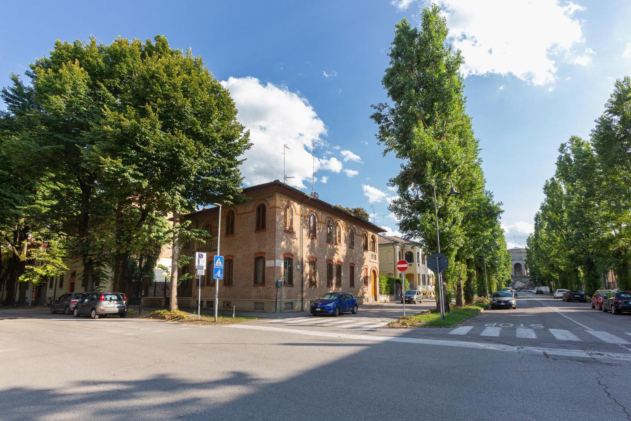 GuestHost - Ferrara Station Essential Apartment with parking