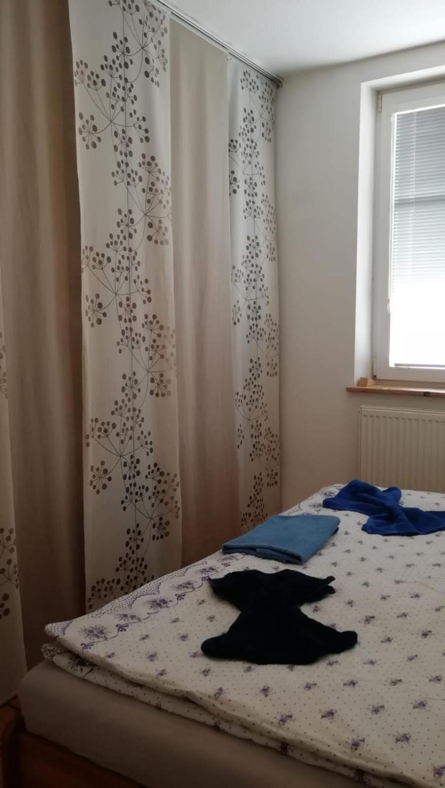 EN Homestay with private top floor, 3 bedrooms, bathroom, kitchenette, host stays downstairs with a cat and 2 small dogs --- CS Soukromé horní patro, 3 lož