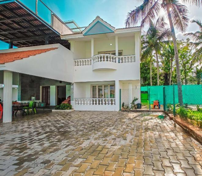 Royal Experiences Icon Beach House, ECR Sea Side Villa view 5