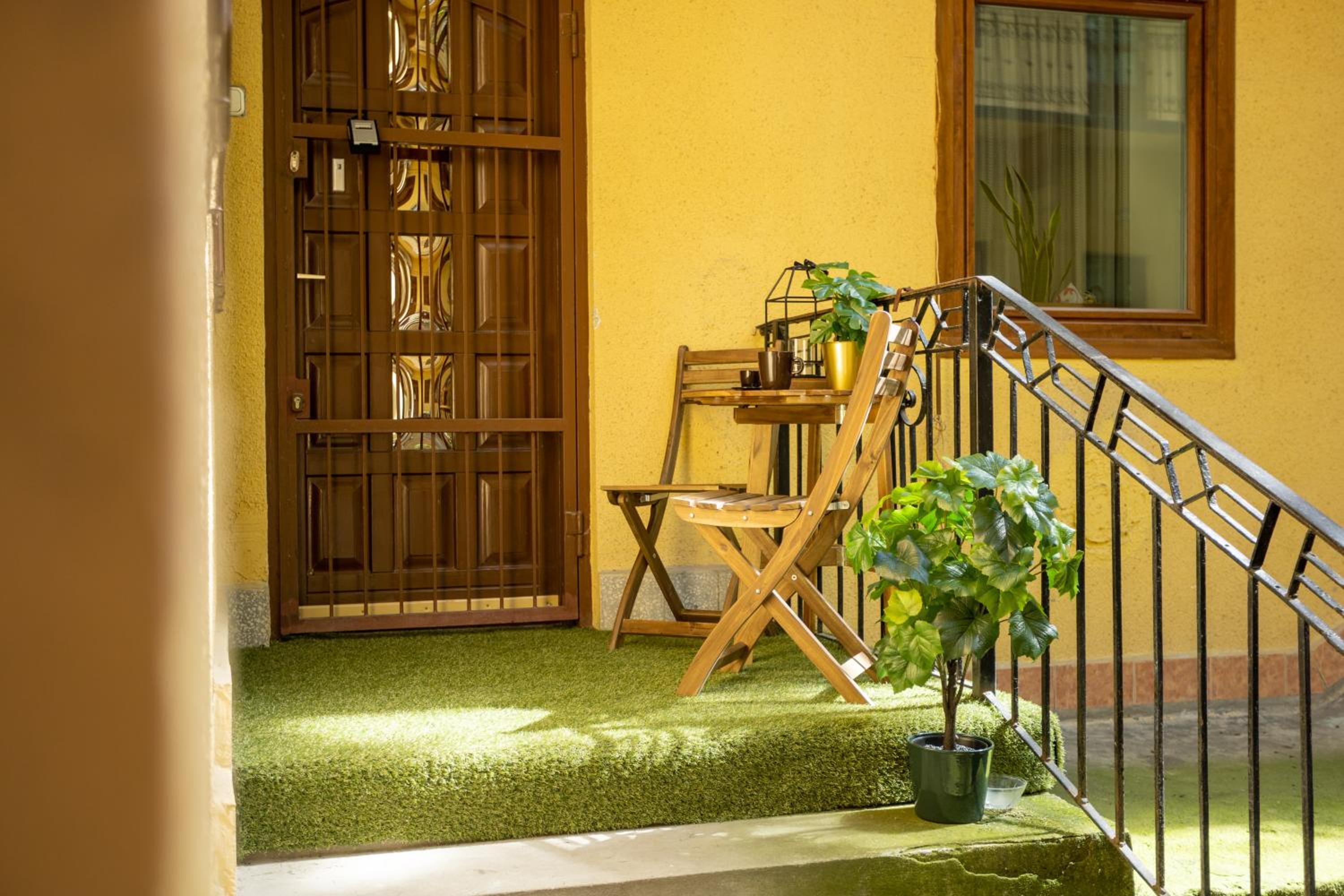 Emerald Suite WITH FREE PARKING