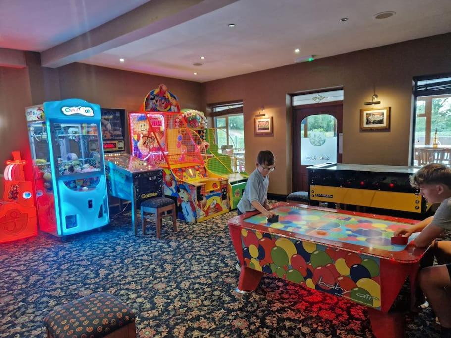 Cosy Hideaway Lodge in Glan Gwna