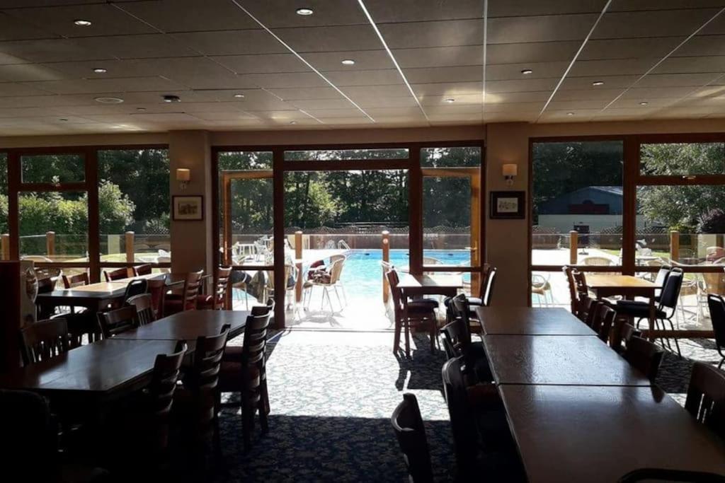 Cosy Hideaway Lodge in Glan Gwna
