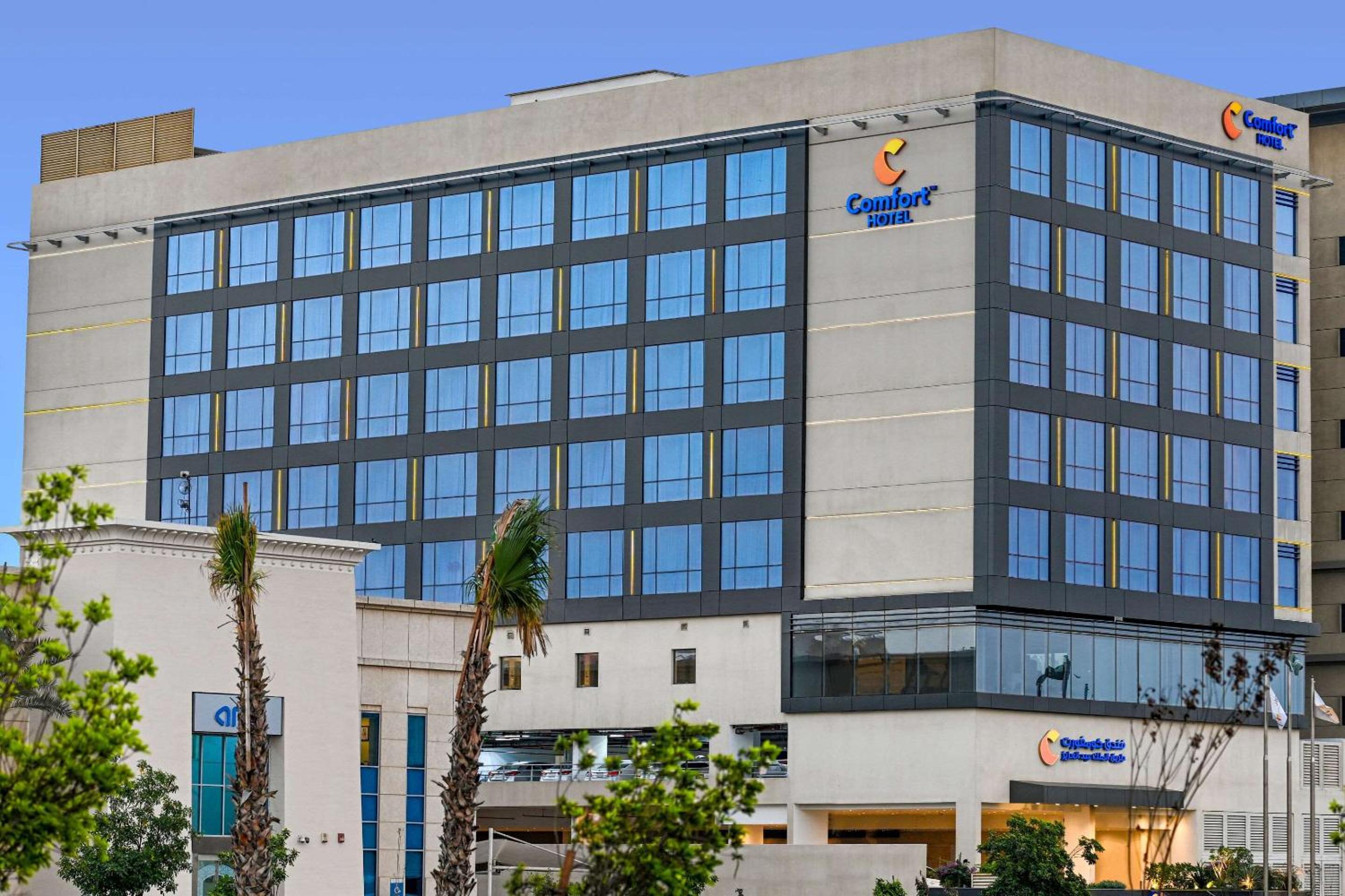 Hotel Comfort Hotel Jeddah King Road - Image 1