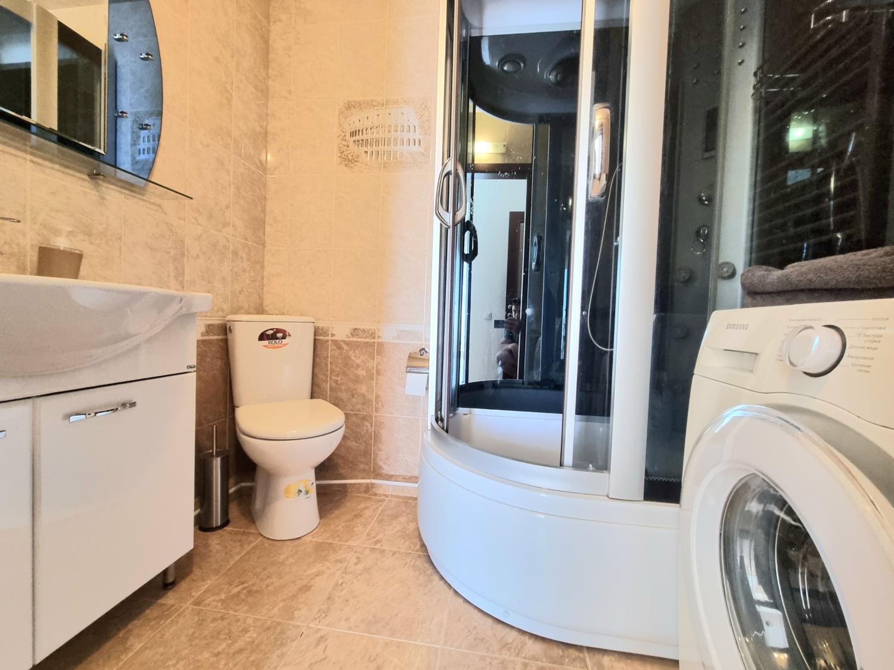 Central 67 m Apartment - Walk Everywhere - Fast WiFi - Self Check-in view 5