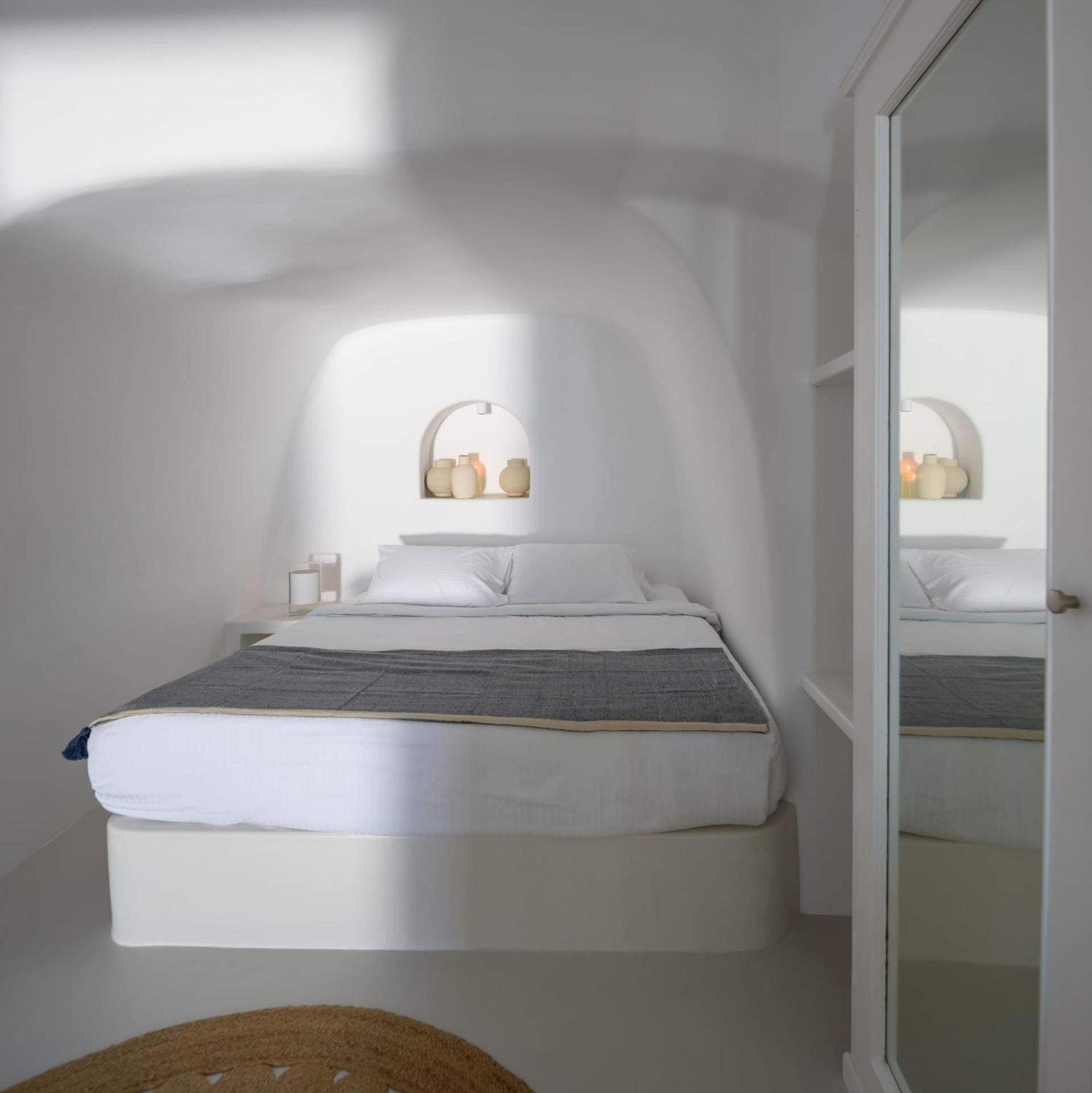 Luxury Retreat in Oia - Lathouri Cave Villa - Private Plunge Pool - Breathtaking Aegean Views photo 2