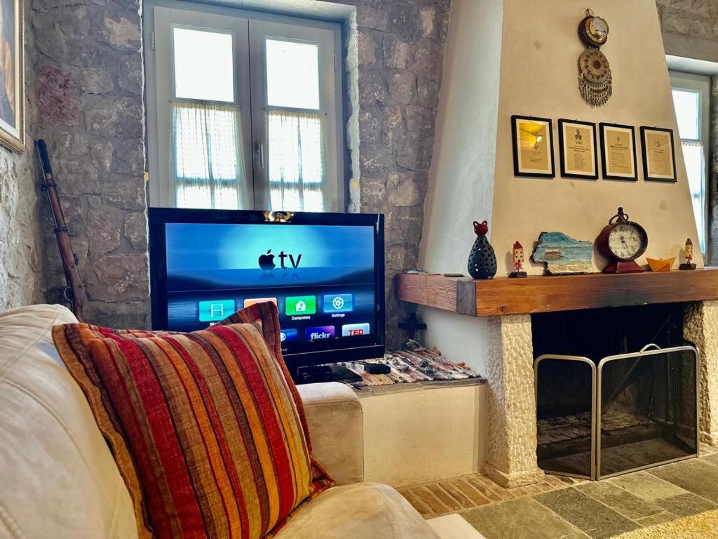 Hermione Hills Luxury Cottage by Goutos Luxury Living