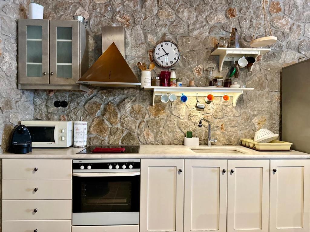 Hermione Hills Luxury Cottage by Goutos Luxury Living