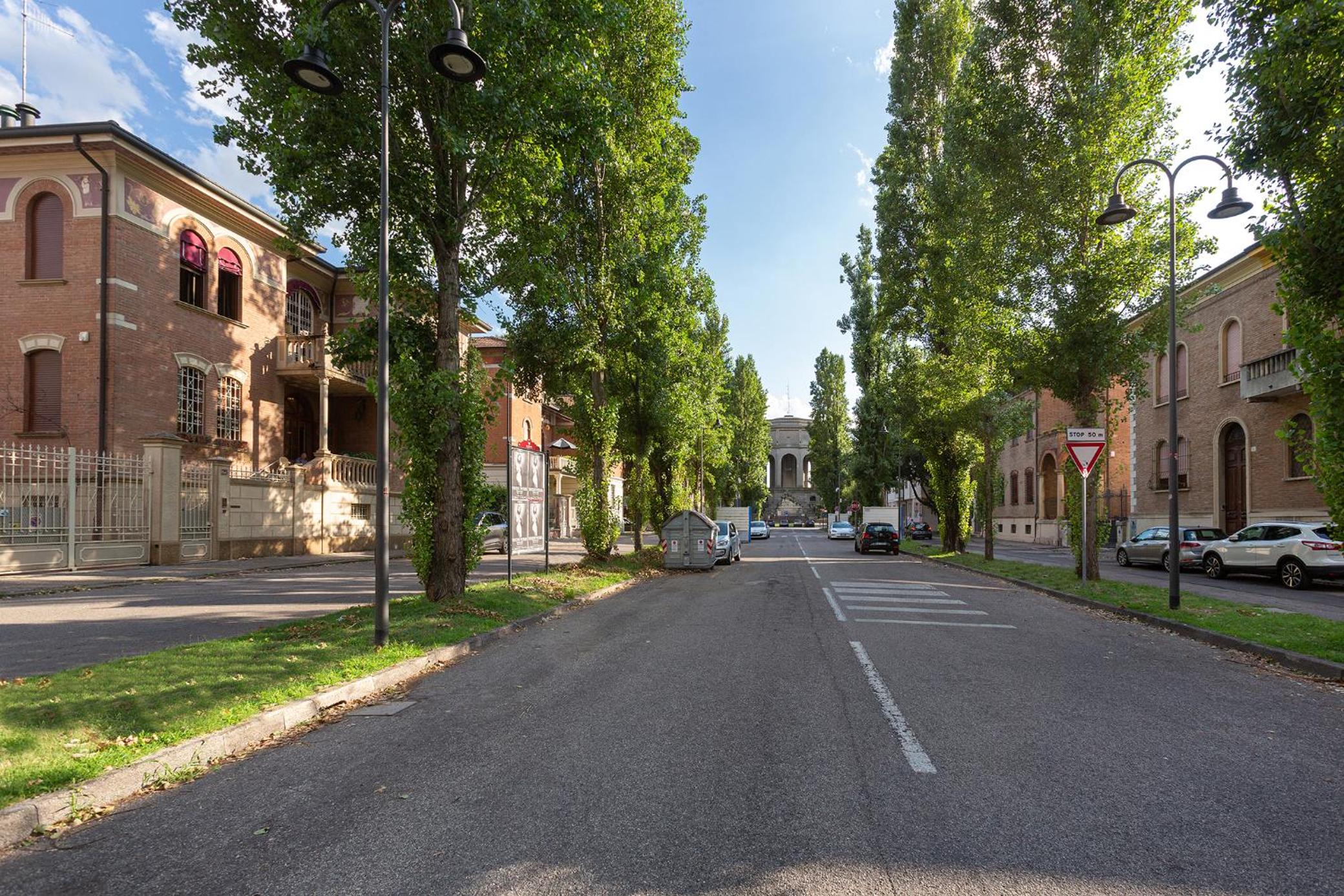 GuestHost - Ferrara Station Essential Apartment with parking