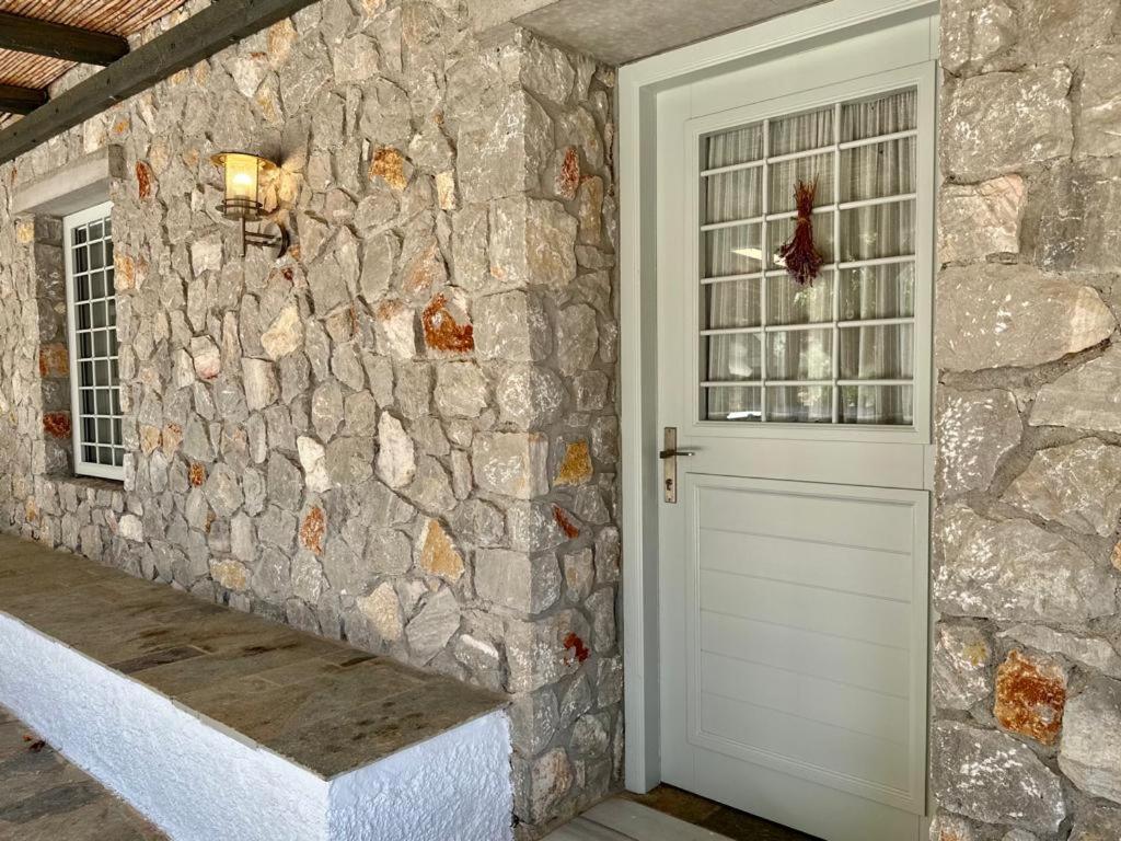 Hermione Hills Luxury Cottage by Goutos Luxury Living