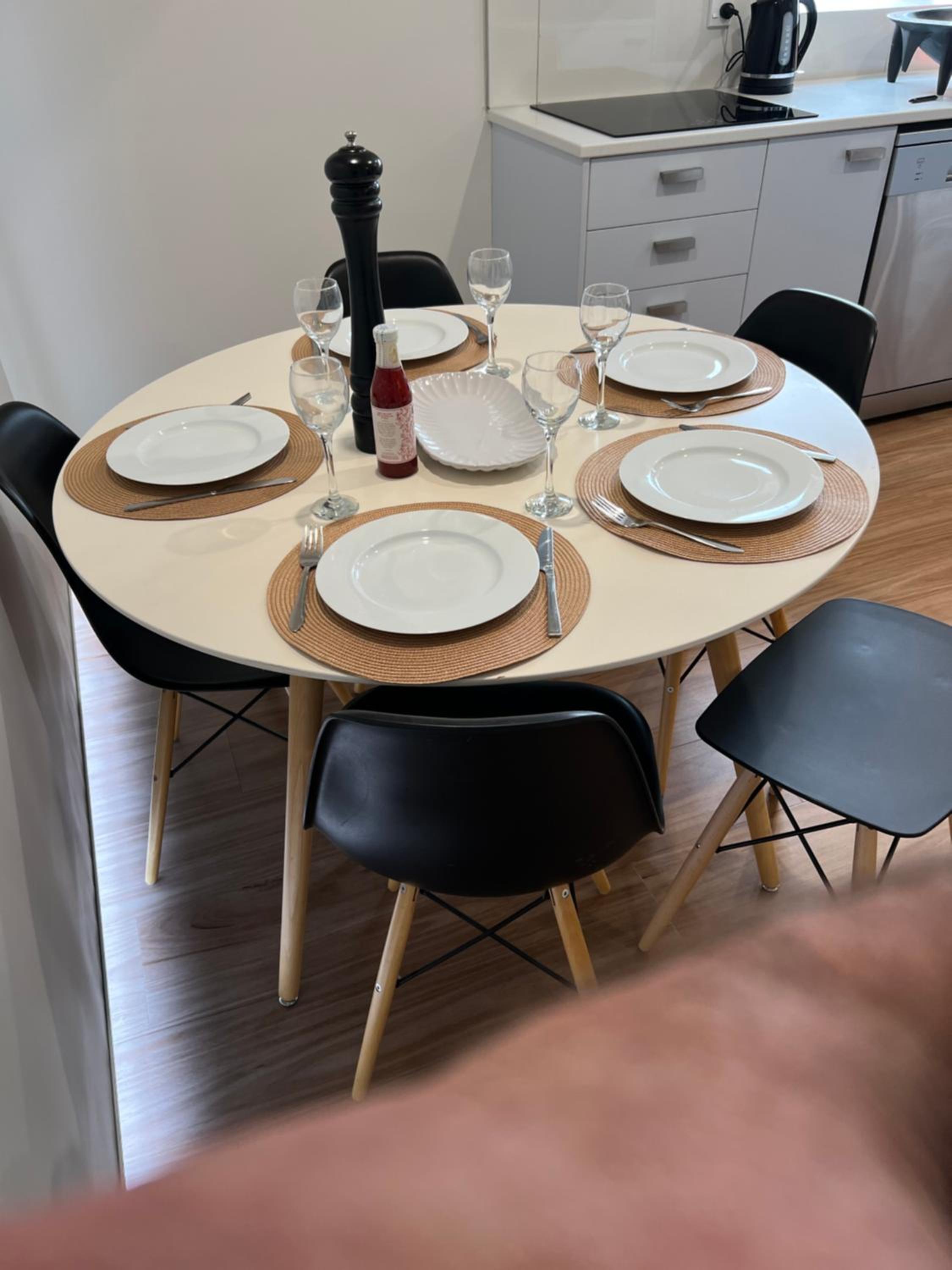 Spacious Quality Apartment, Convenient Location view 5