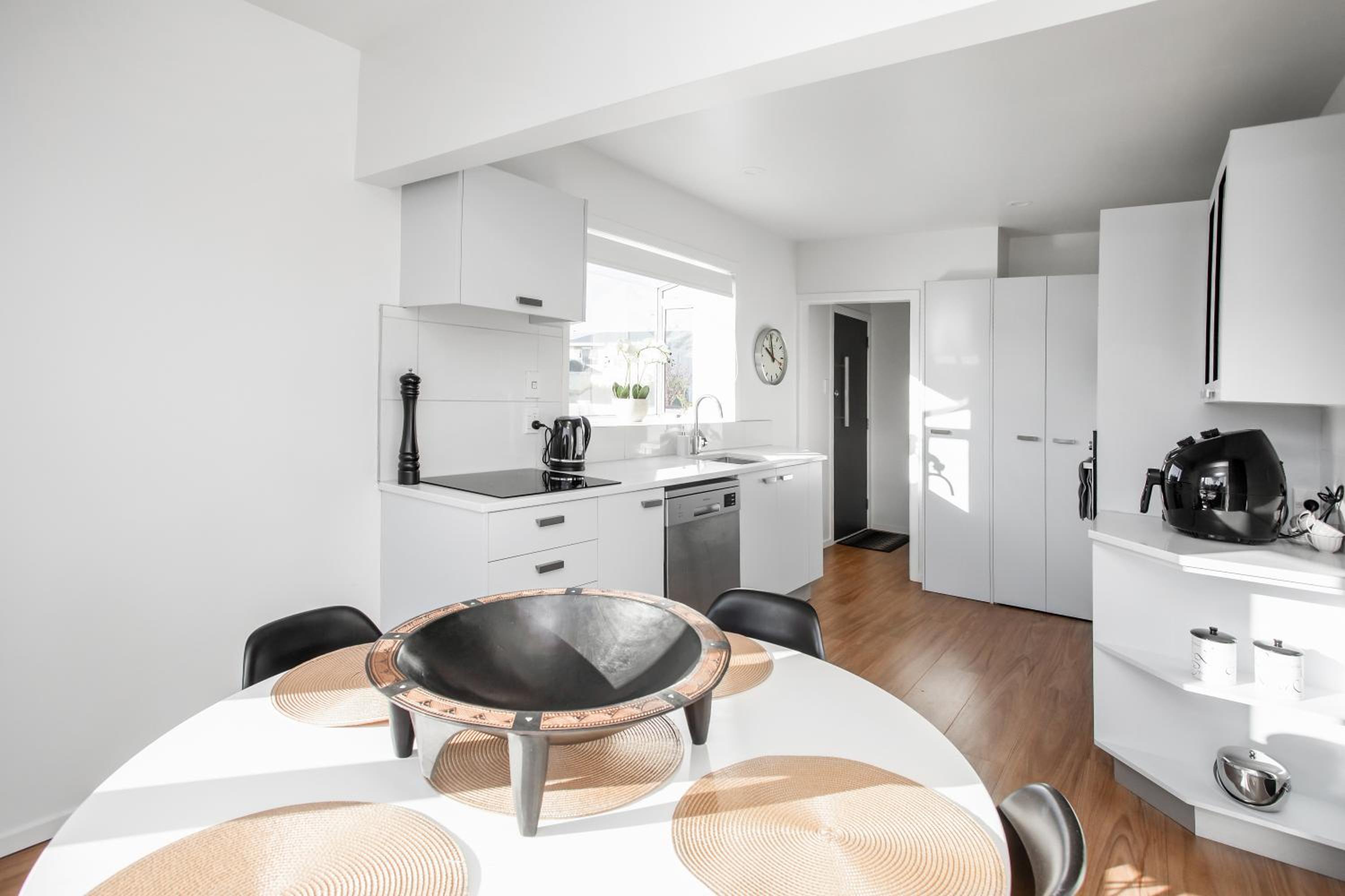 Spacious Quality Apartment, Convenient Location view 4