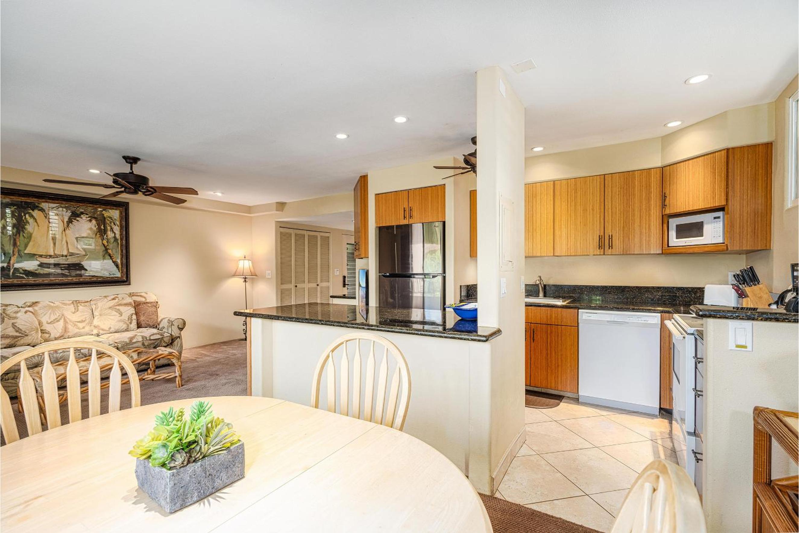Hale Hui Kai 202, Steps to the Beach, Split AC
