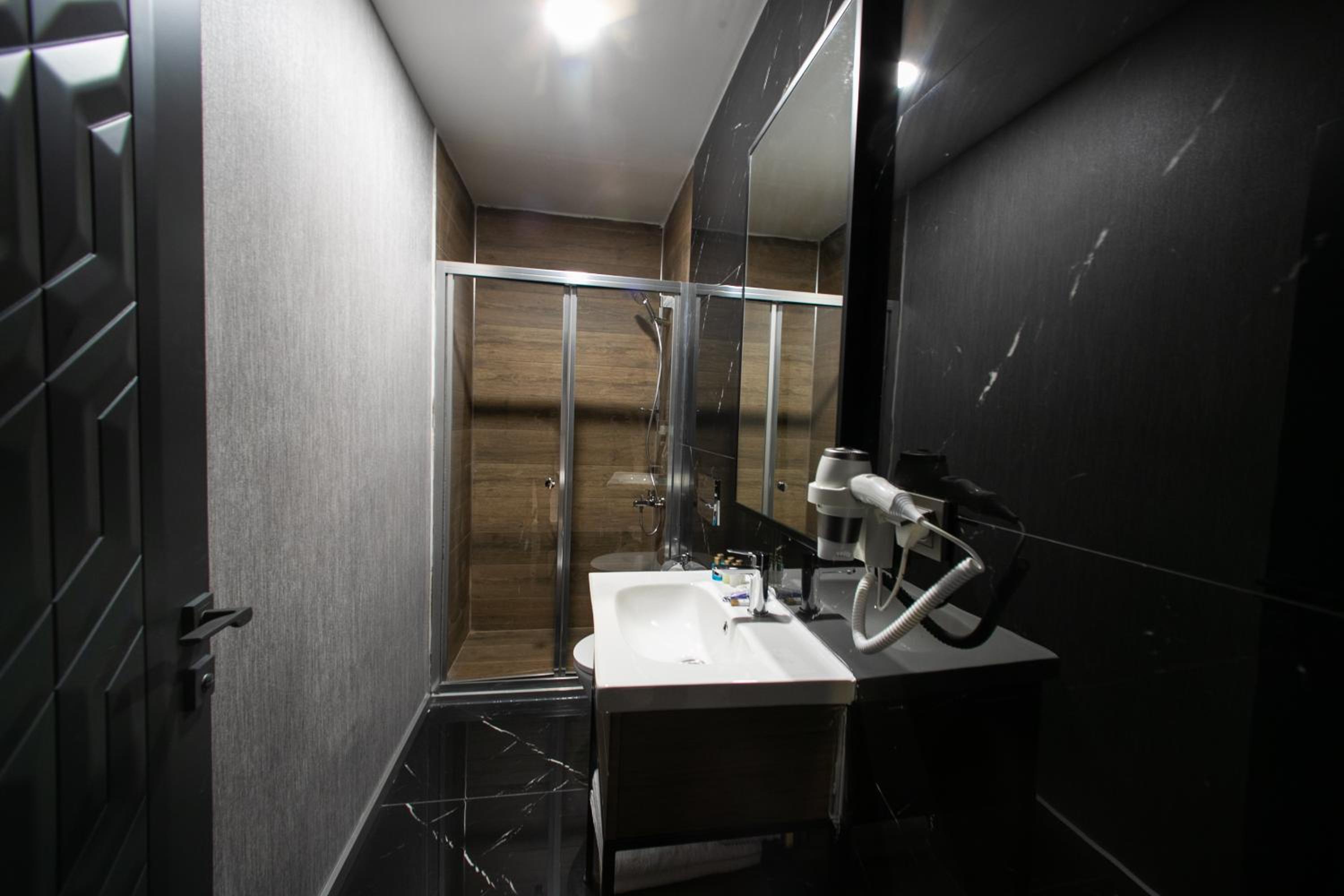 MAD INN HOTEL & SPA - Image 12