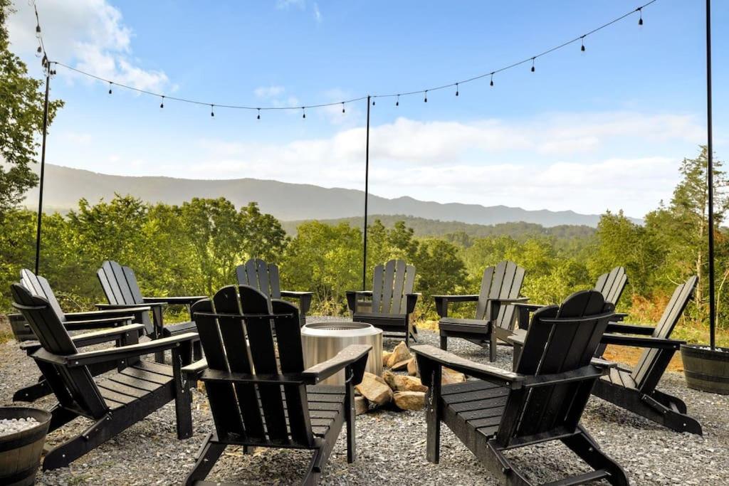 Riverside Rose Cabin: Luxe*LogCabin*MtnView*Sleeps12*Secluded*Shenandoah view 2