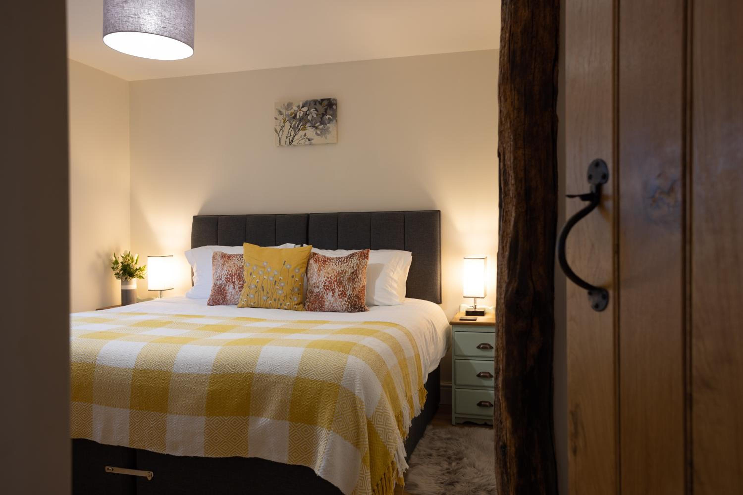 Family Country Cottage with Stunning Mountain Views view 5