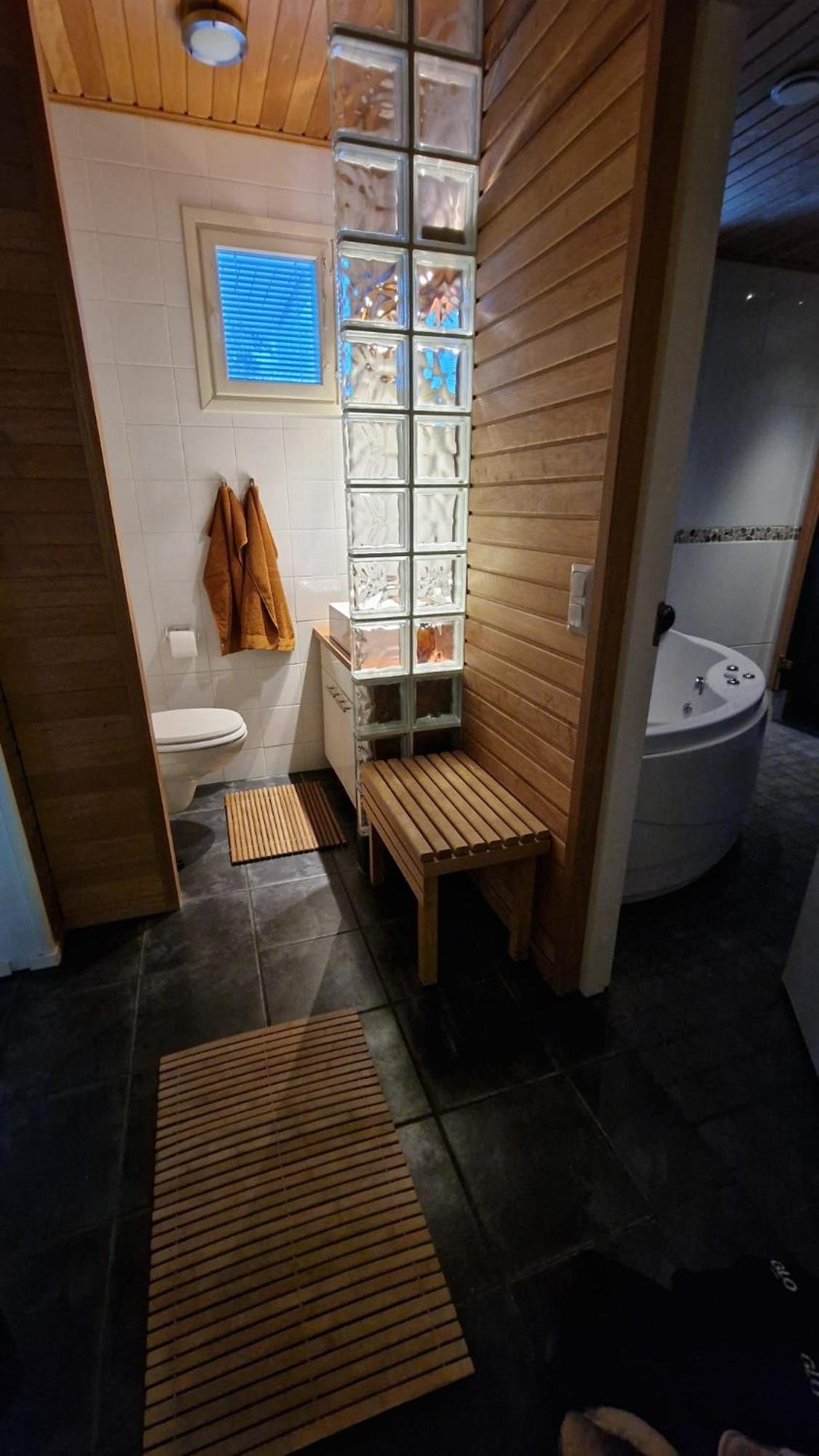 Arctic Circle Luxury House - next to Santa's Village view 3